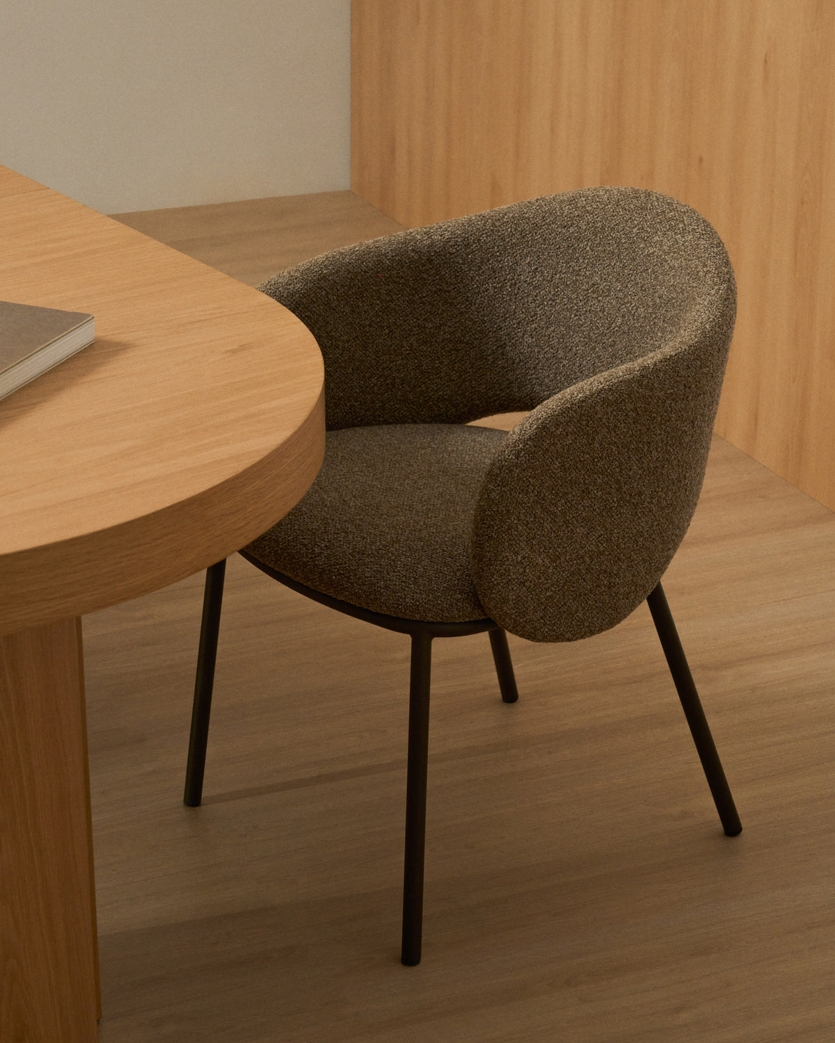 Maina Stuhl aus dicker brauner Chenille und Stahlbeinen mit brauner Beschichtung FSC Mix Credit in Braun präsentiert im Onlineshop von KAQTU Design AG. Stuhl ist von Kave Home