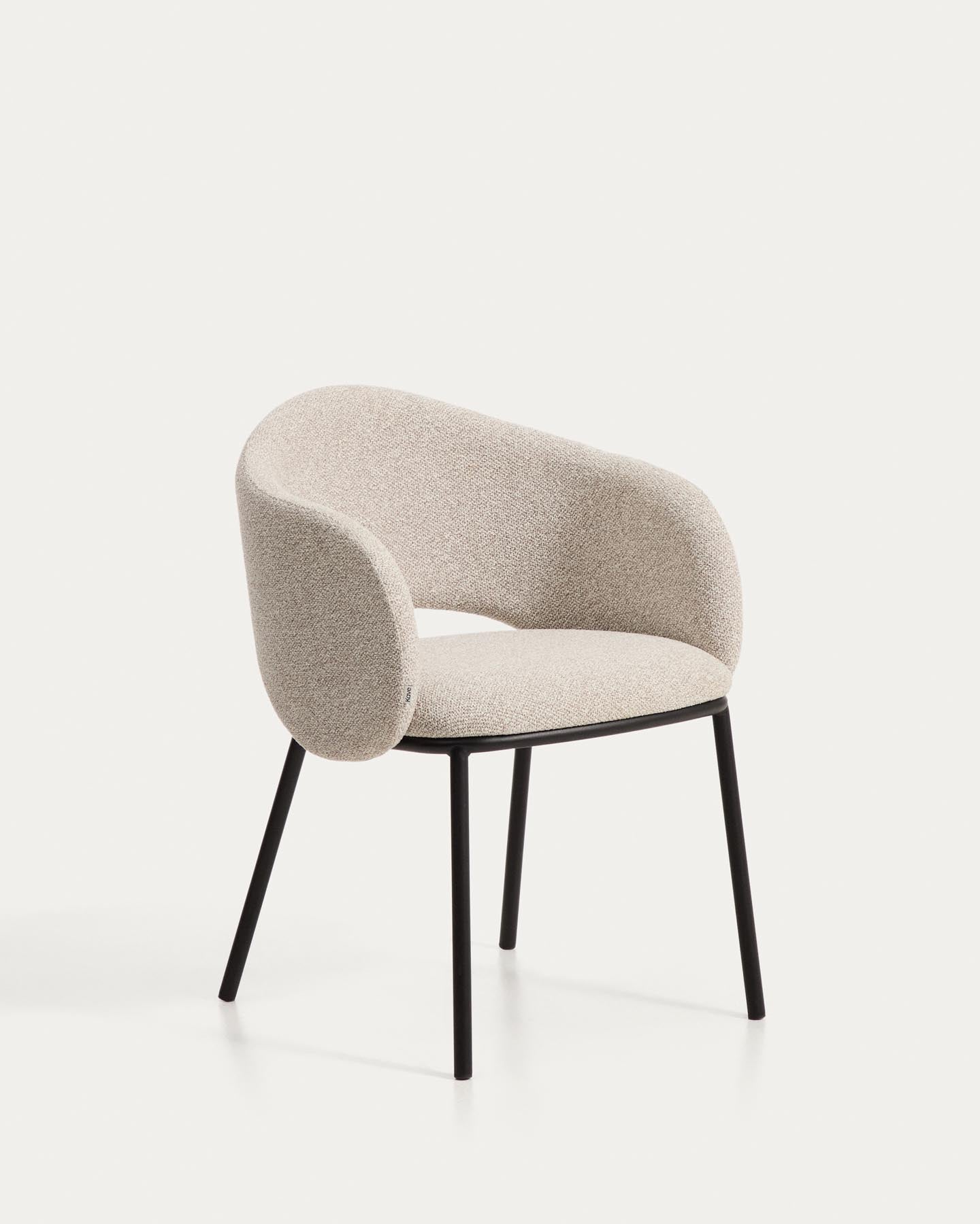 Maina Stuhl aus dicker beigefarbener Chenille mit schwarzen Stahlbeinen mit schwarzer Beschichtung FSC Mix Credit in Beige präsentiert im Onlineshop von KAQTU Design AG. Stuhl ist von Kave Home