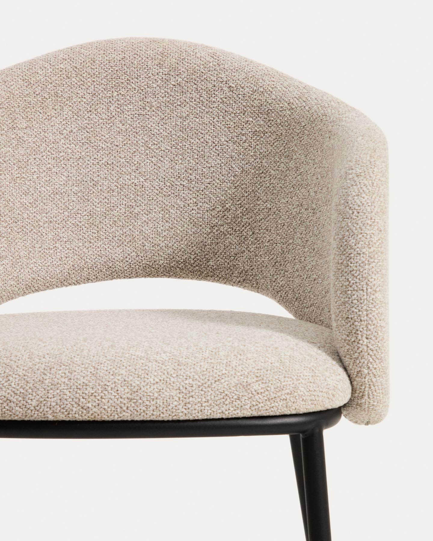 Maina Stuhl aus dicker beigefarbener Chenille mit schwarzen Stahlbeinen mit schwarzer Beschichtung FSC Mix Credit in Beige präsentiert im Onlineshop von KAQTU Design AG. Stuhl ist von Kave Home
