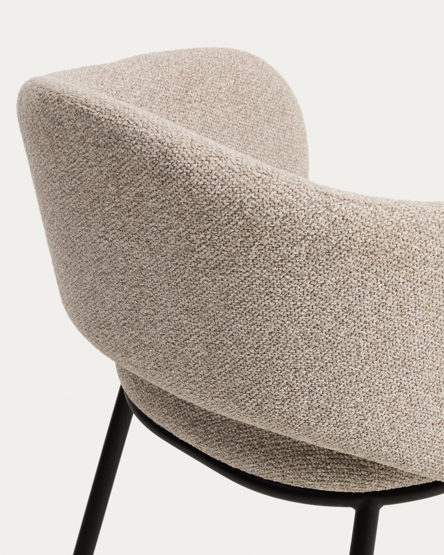 Maina Stuhl aus dicker beigefarbener Chenille mit schwarzen Stahlbeinen mit schwarzer Beschichtung FSC Mix Credit in Beige präsentiert im Onlineshop von KAQTU Design AG. Stuhl ist von Kave Home