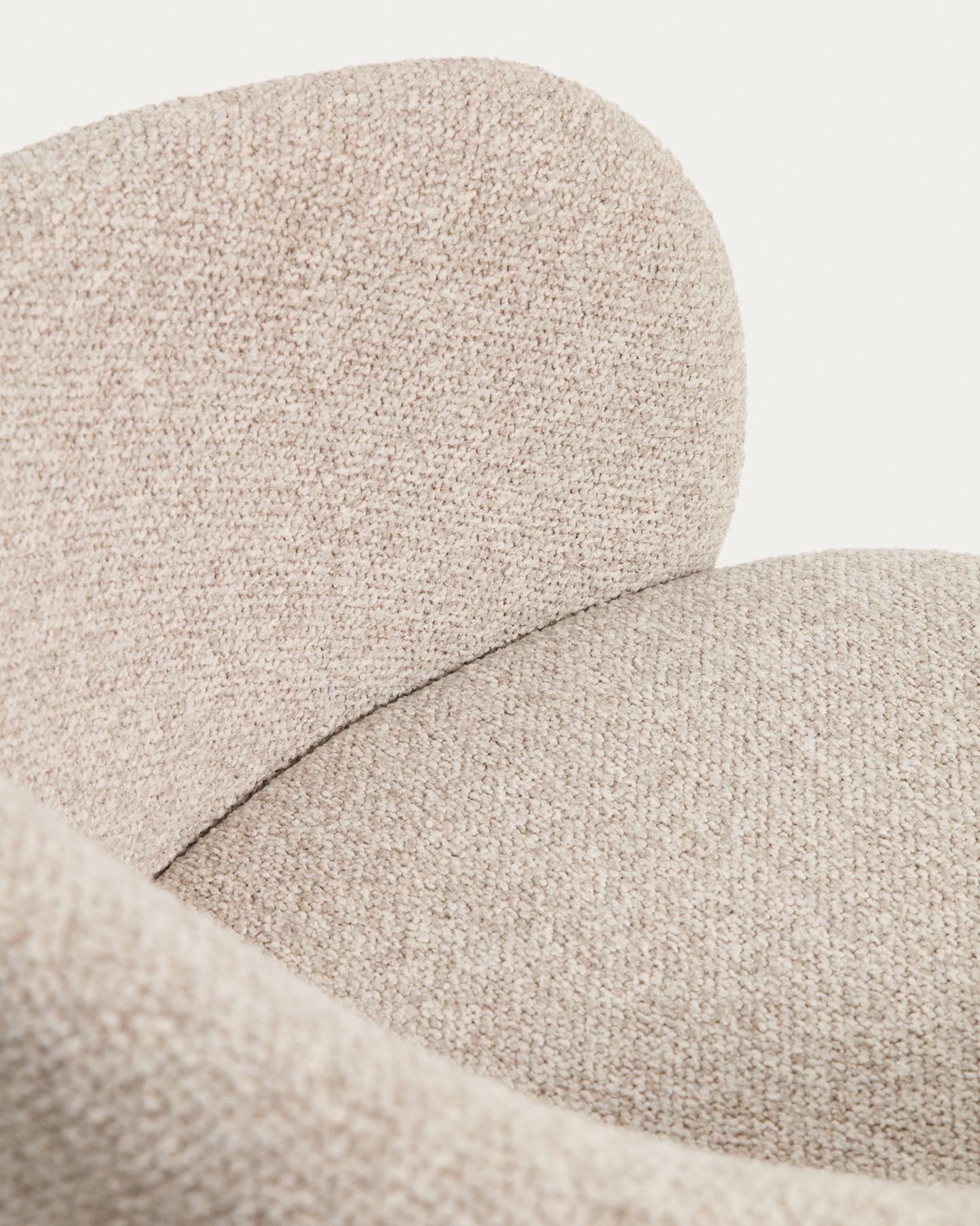 Maina Stuhl aus dicker beigefarbener Chenille mit schwarzen Stahlbeinen mit schwarzer Beschichtung FSC Mix Credit in Beige präsentiert im Onlineshop von KAQTU Design AG. Stuhl ist von Kave Home