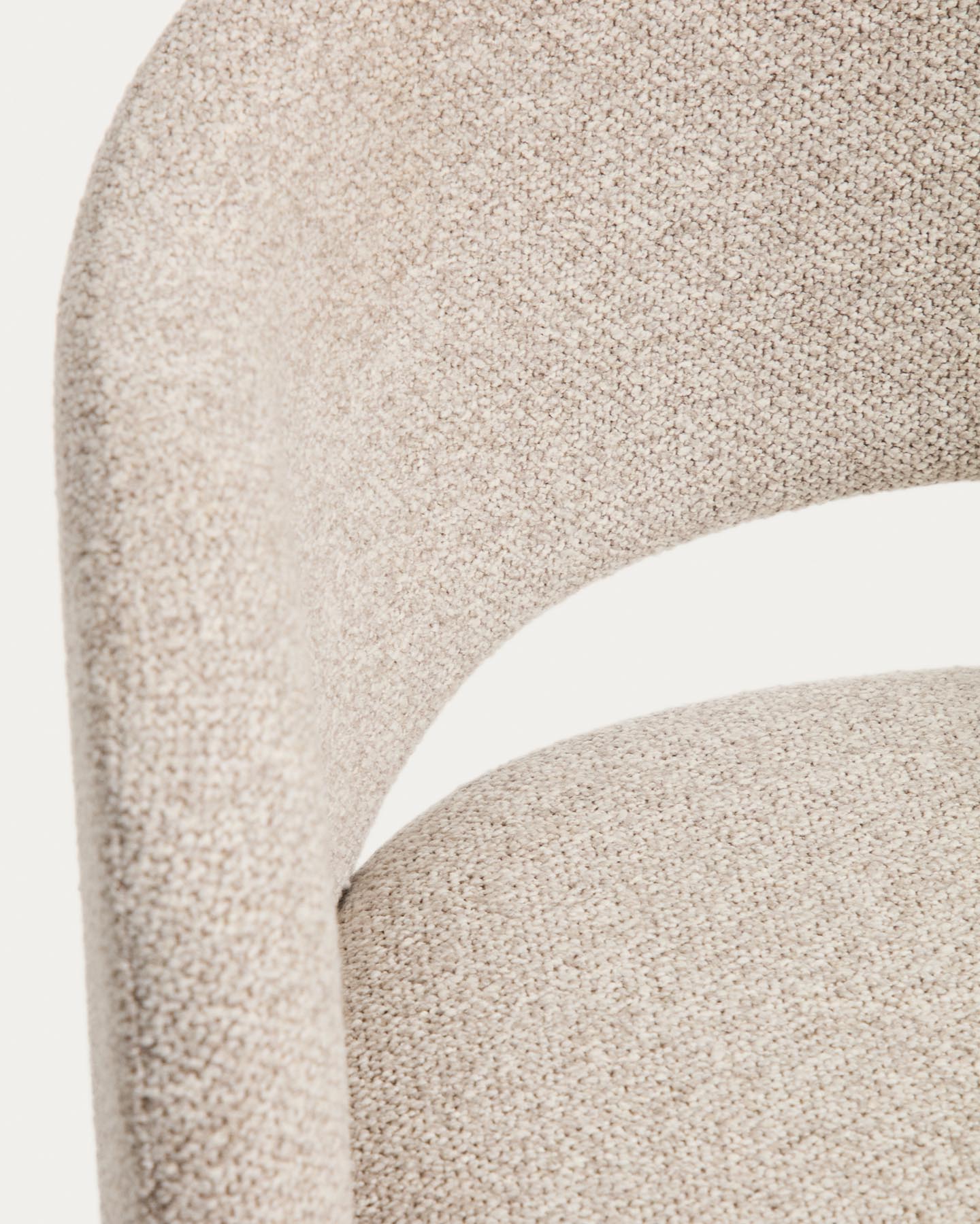 Maina Stuhl aus dicker beigefarbener Chenille mit schwarzen Stahlbeinen mit schwarzer Beschichtung FSC Mix Credit in Beige präsentiert im Onlineshop von KAQTU Design AG. Stuhl ist von Kave Home