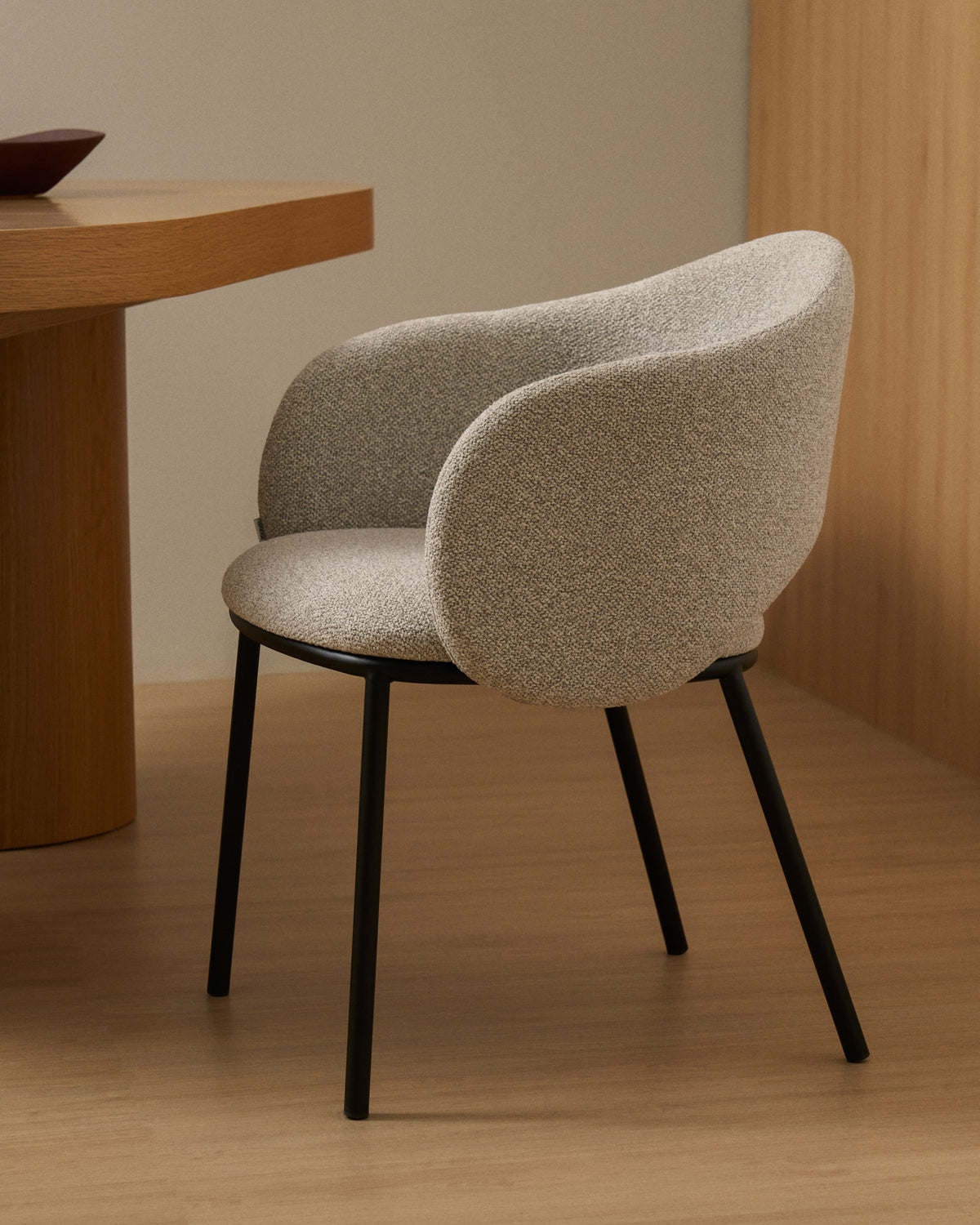 Maina Stuhl aus dicker beigefarbener Chenille mit schwarzen Stahlbeinen mit schwarzer Beschichtung FSC Mix Credit in Beige präsentiert im Onlineshop von KAQTU Design AG. Stuhl ist von Kave Home