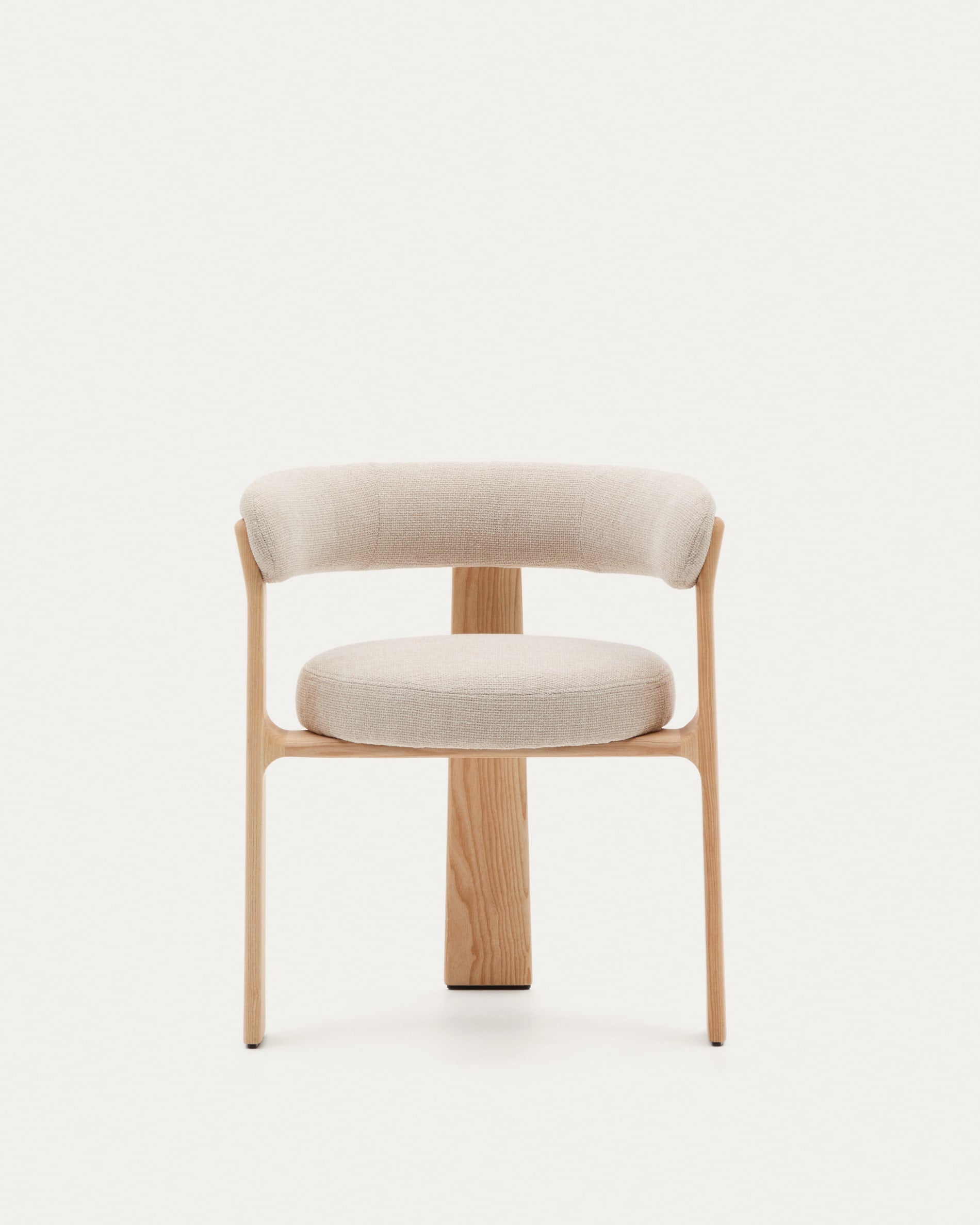 Eleganter 3-beiniger Stuhl mit beiger Chenille-Polsterung, aus massivem Eschenholz mit natürlichem Finish, FSC-zertifiziert, von Kave Home.
