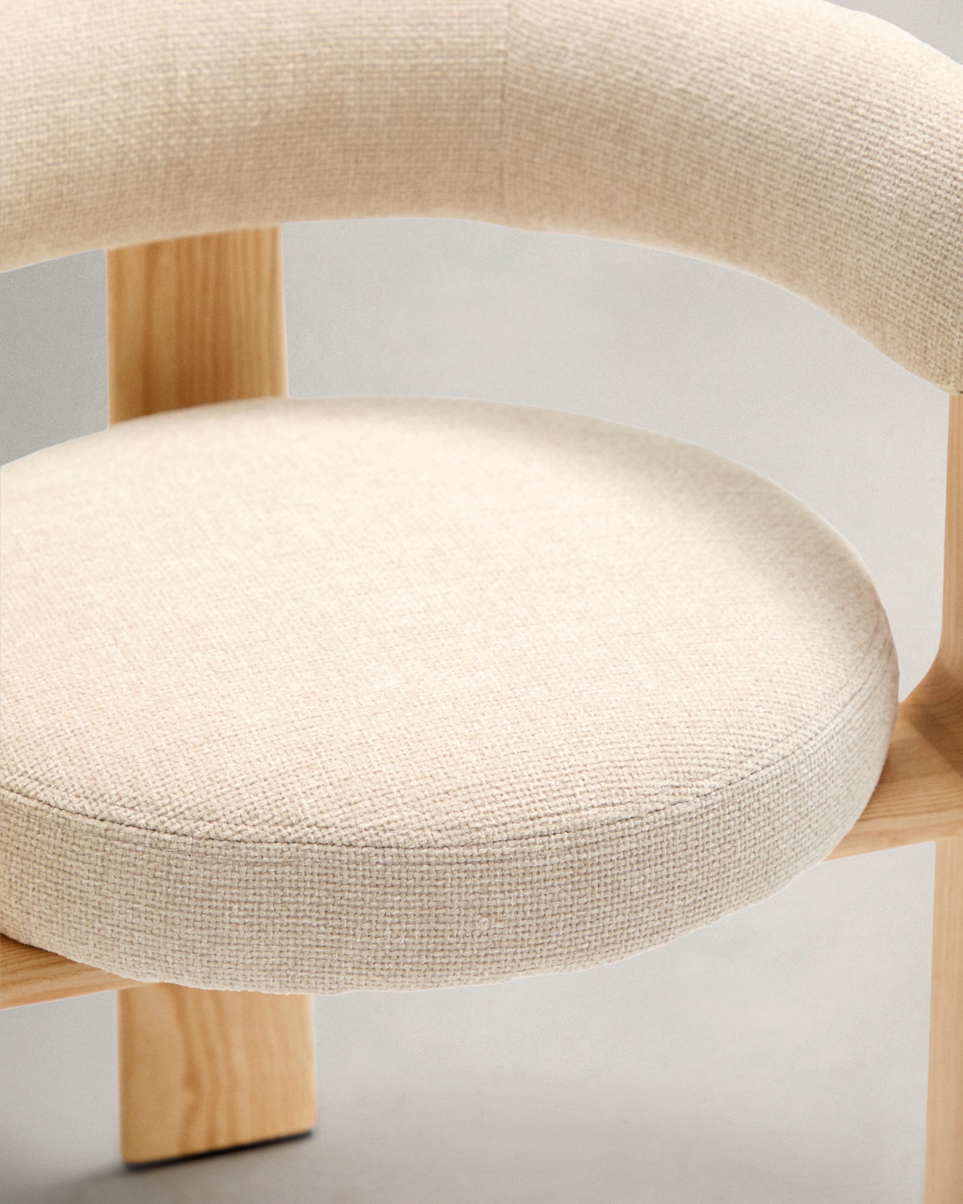 Stuhl Granite: Beige Chenille, 3 Beine, massives Eschenholz, FSC-zertifiziert. Ein stilvolles Möbelstück für jedes Zuhause.