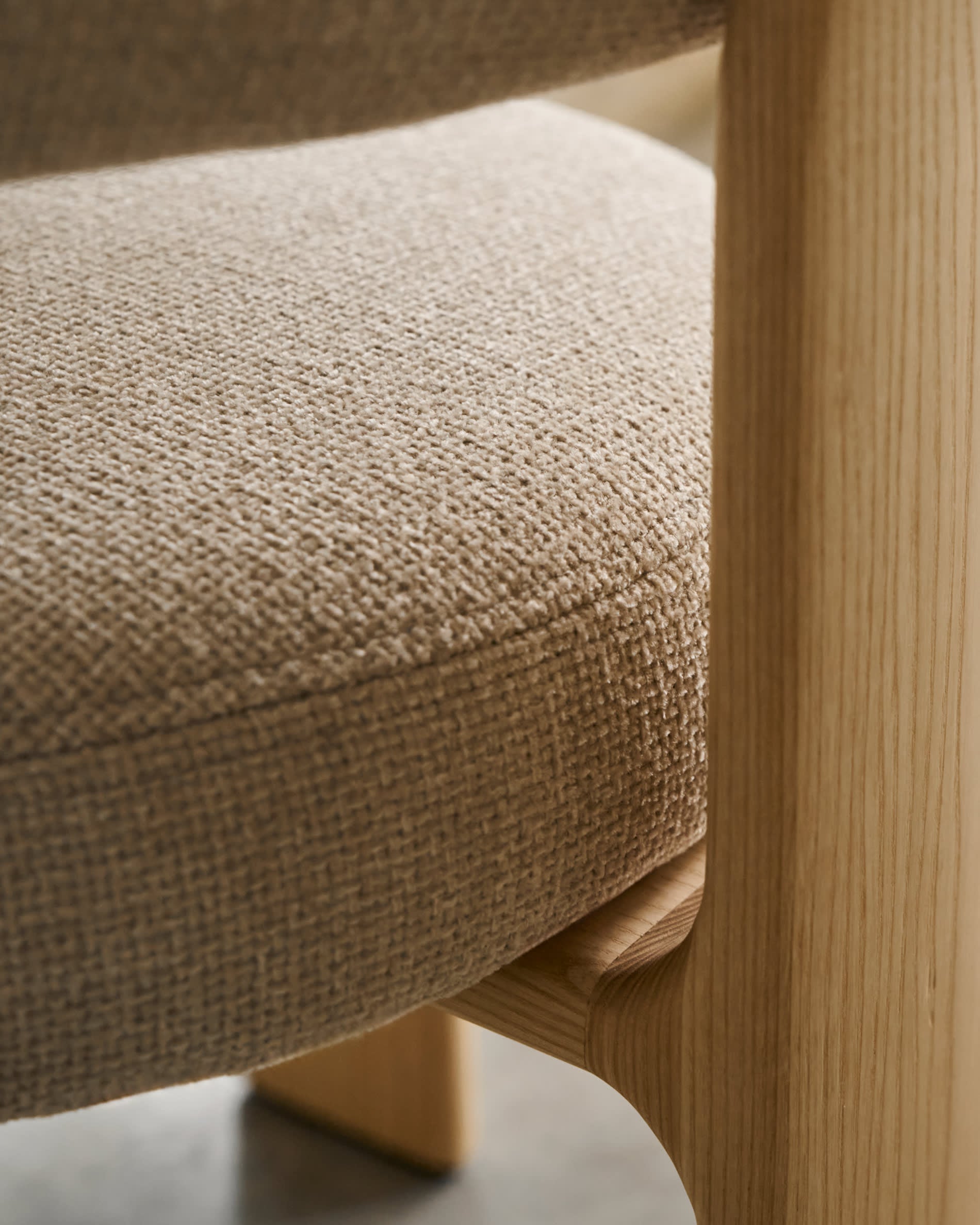 Moderner Stuhl mit 3 Beinen, beige Chenille-Polsterung, massives Eschenholz, natürliches Finish, FSC-zertifiziert, von Kave Home.