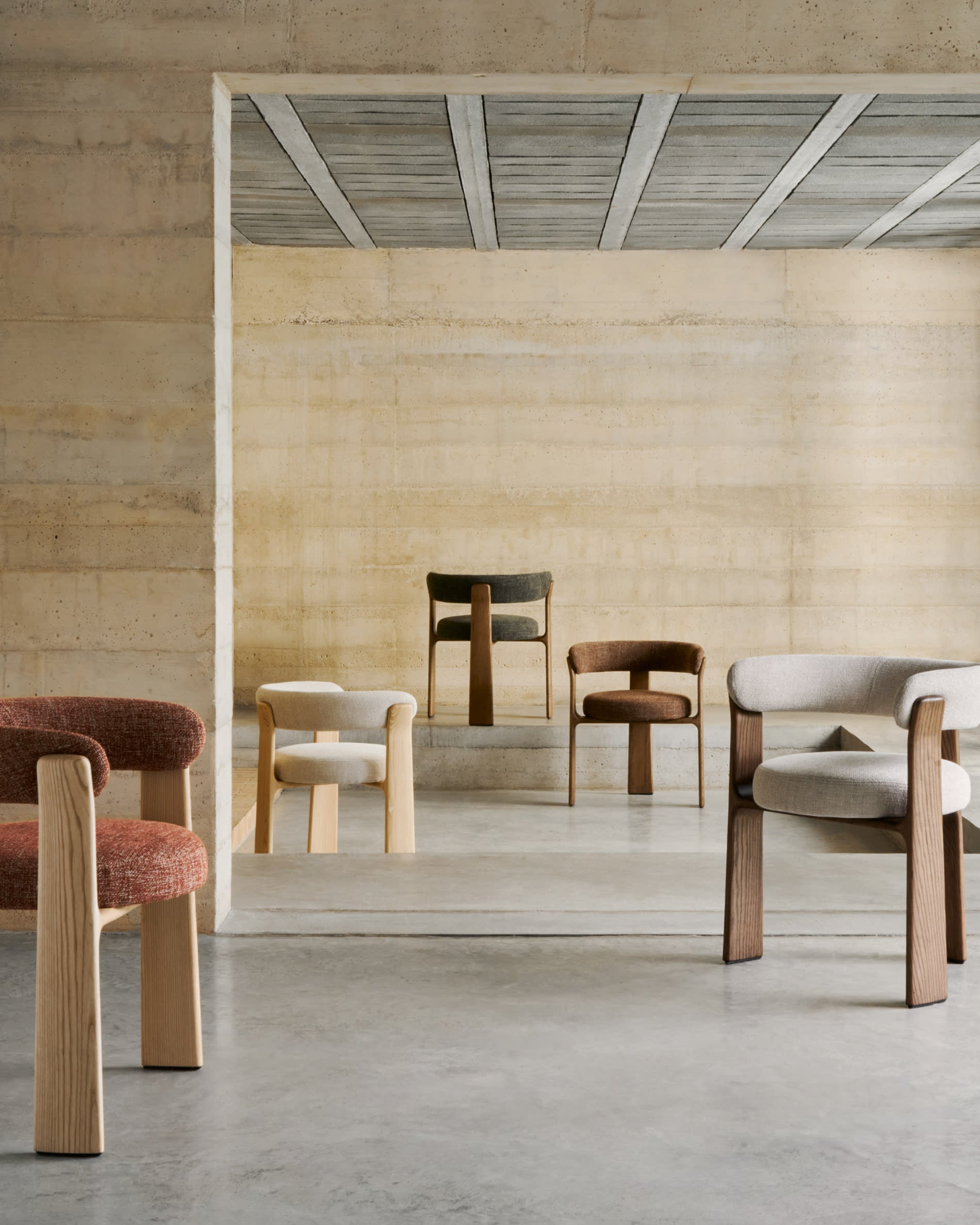 Moderner Stuhl mit 3 Beinen, beige Chenille-Polsterung, massives Eschenholz, natürliches Finish, FSC-zertifiziert, von Kave Home.