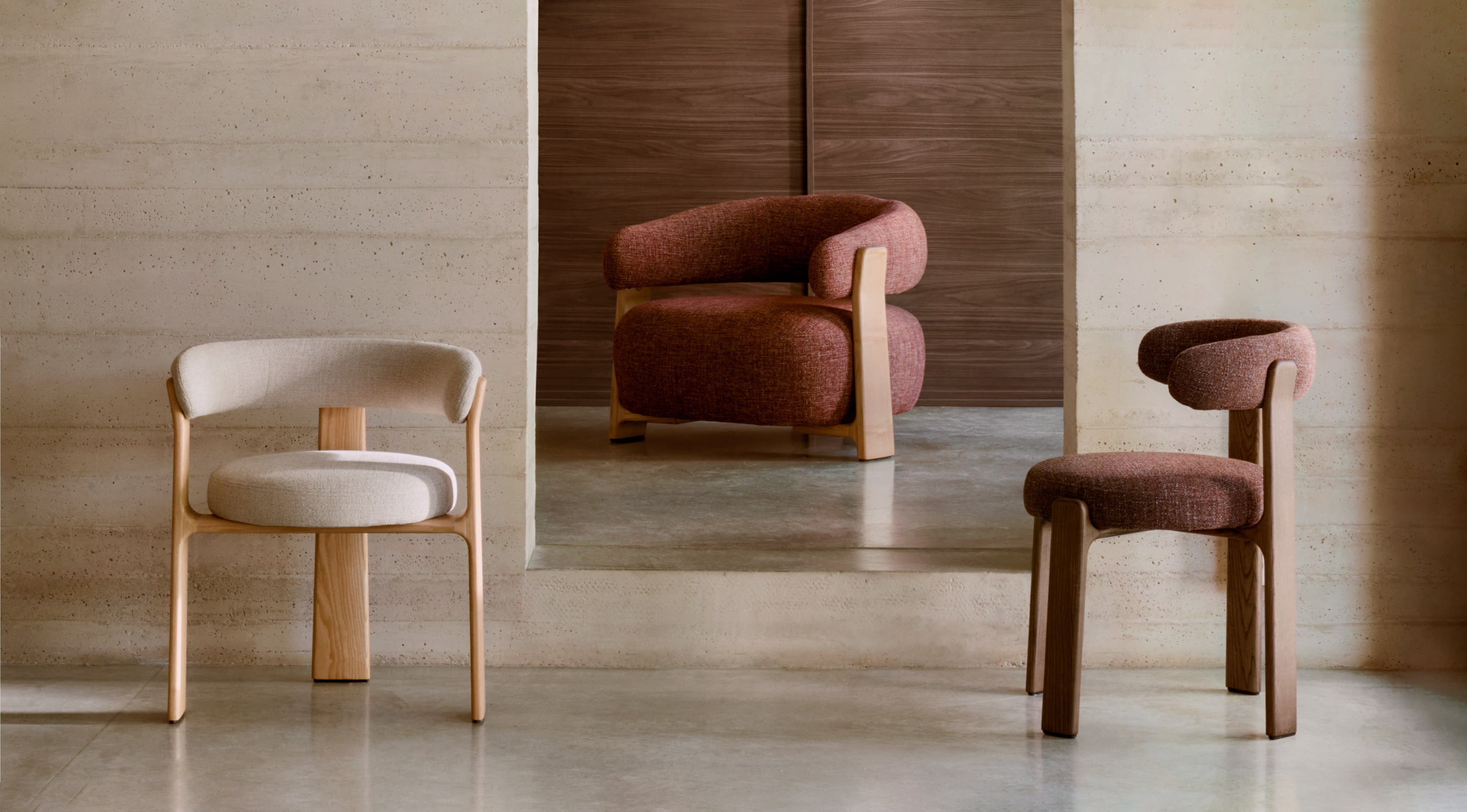 Eleganter 3-beiniger Stuhl mit beiger Chenille-Polsterung, aus massivem Eschenholz mit natürlichem Finish, FSC-zertifiziert, von Kave Home.