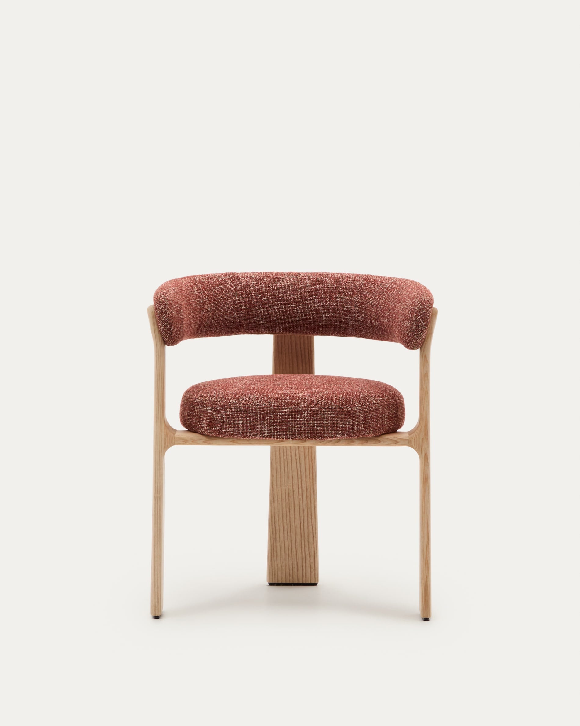Moderner Stuhl mit 3 Beinen, Terrakotta Chenille-Polsterung, FSC-zertifiziertem Eschenholz und natürlichem Finish von Kave Home.