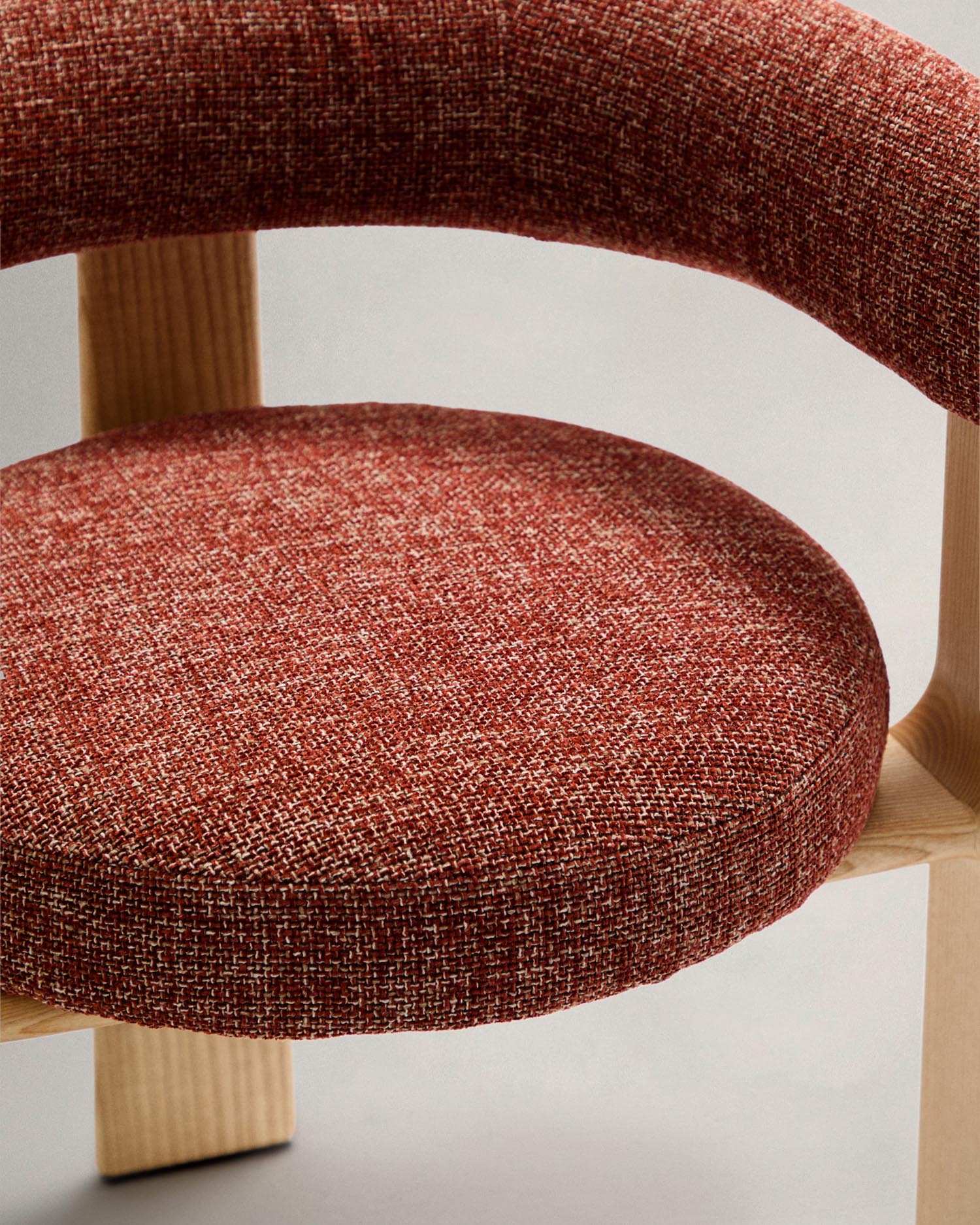 Eleganter Stuhl Granite in Terrakotta, 3 Beine aus FSC-zertifiziertem Eschenholz, mit weichem Chenille-Bezug für stilvolle Akzente.