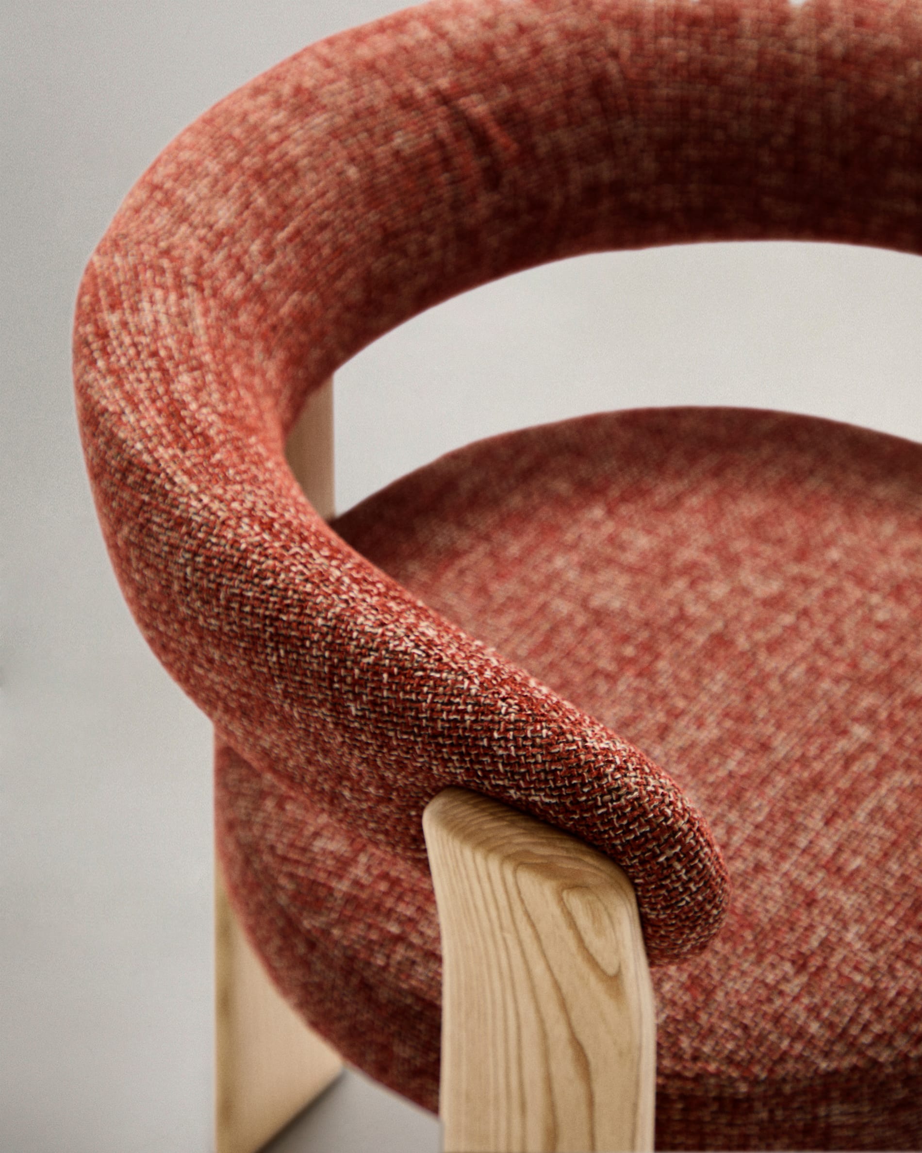 Stuhl Granite in Terrakotta: 3 Beine aus robustem Eschenholz, edler Chenille-Bezug für einladenden Komfort und skandinavisches Design.