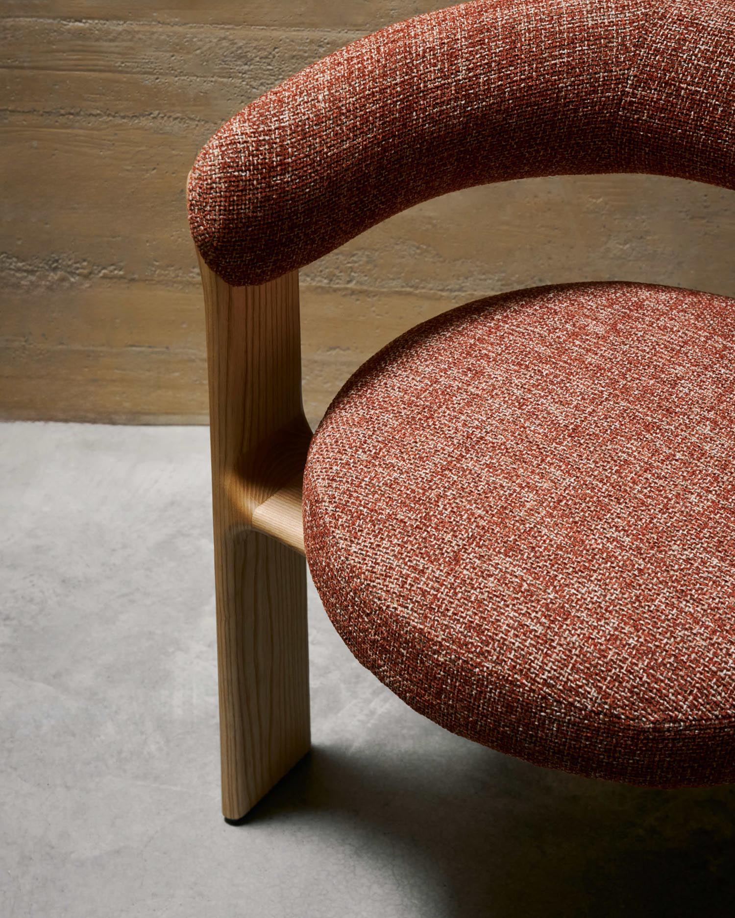 Eleganter 3-beiniger Stuhl mit Terrakotta Chenille-Bezug, FSC-zertifiziertem Eschenholz und natürlichem Finish von Kave Home.