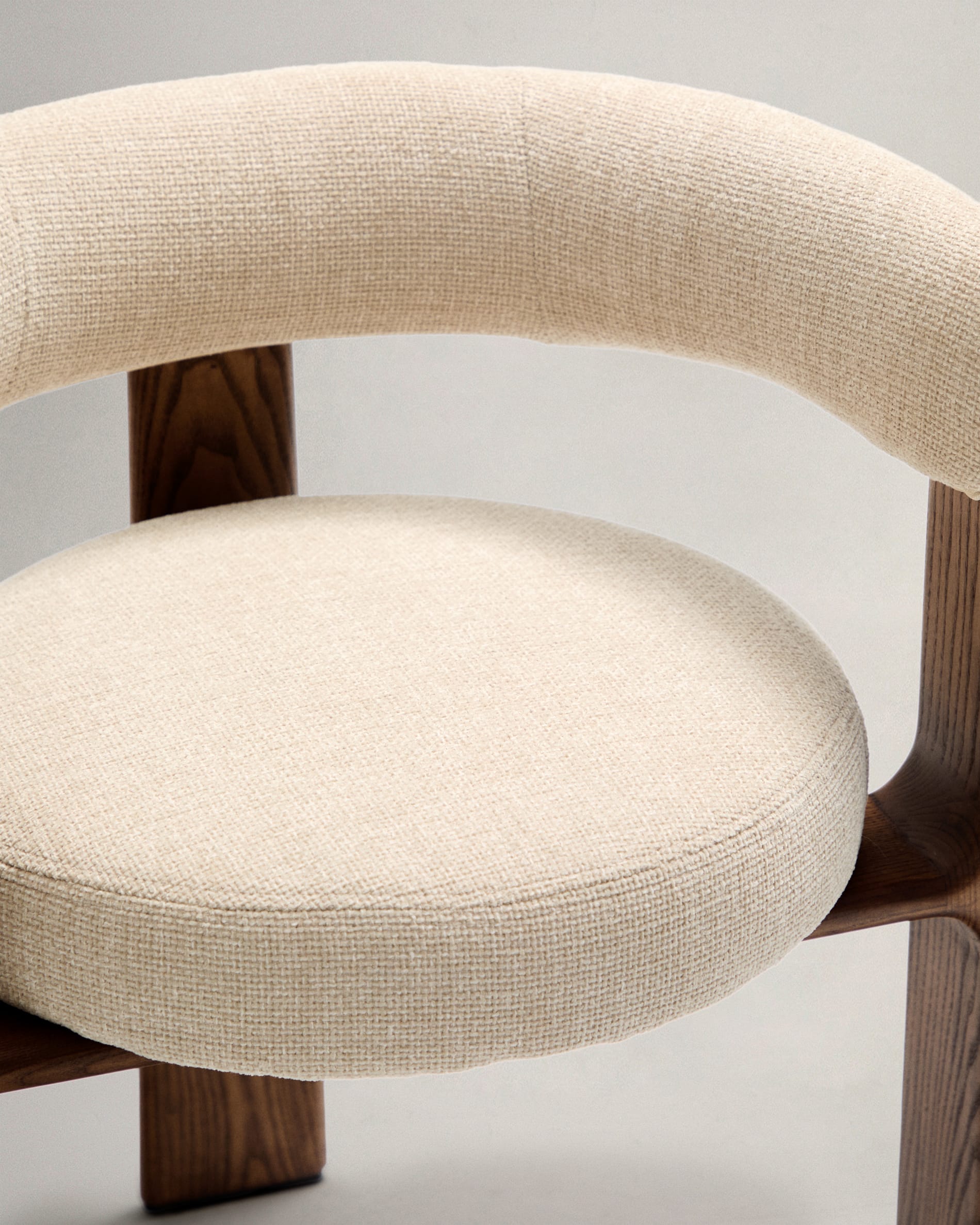 Stuhl Granite: Beige Chenille, 3 Beine, massives Eschenholz mit Walnuss-Finish. Komfort und skandinavisches Design vereint, FSC-zertifiziert.