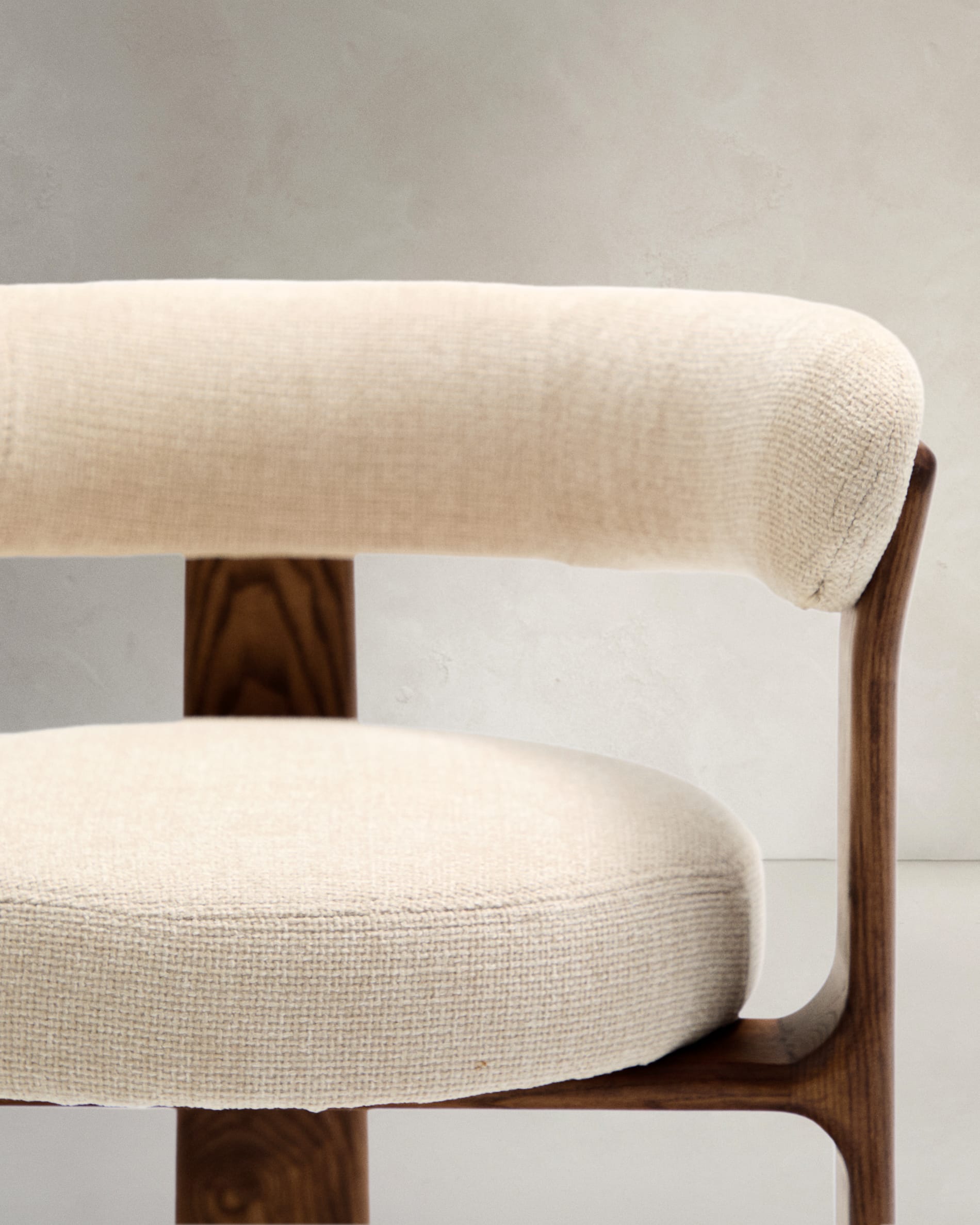 Stuhl Granite: Beiger Chenille-Stuhl mit 3 robusten Eschenholzbeinen. Zeitloses Design, FSC-zertifiziert und ideal für stilvolle Wohnräume.