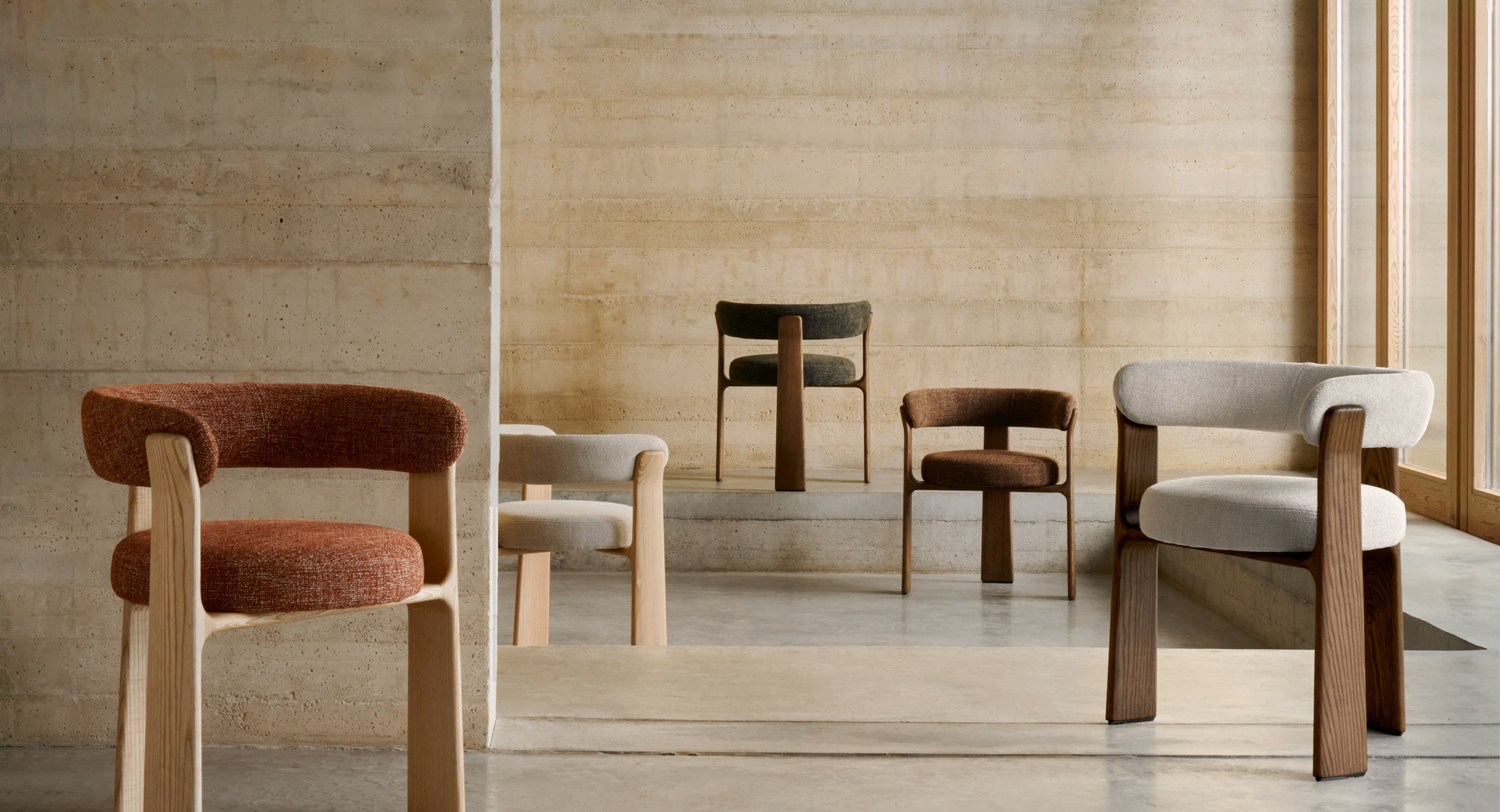 Moderner 3-beiniger Stuhl mit beiger Chenille-Polsterung, Eschenholz in Walnuss-Finish, FSC-zertifiziert, von Kave Home.