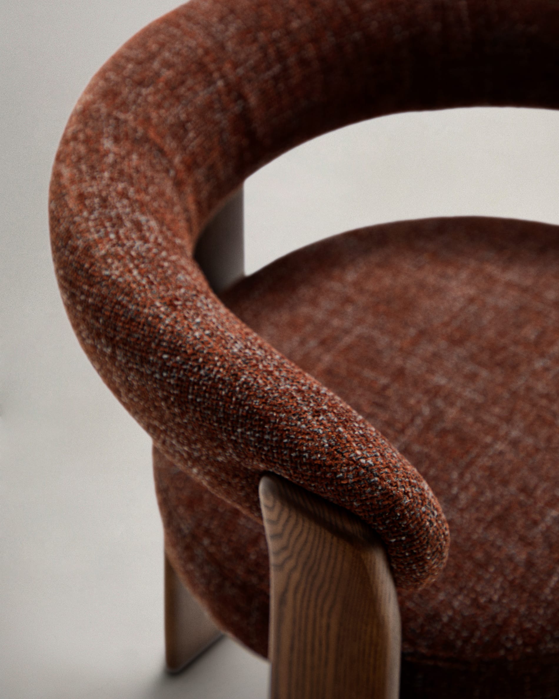 Granite Stuhl: Eleganter 3-Bein-Stuhl aus strapazierfähigem braunem Chenille und FSC-zertifiziertem Eschenholz mit warmem Walnuss-Finish.