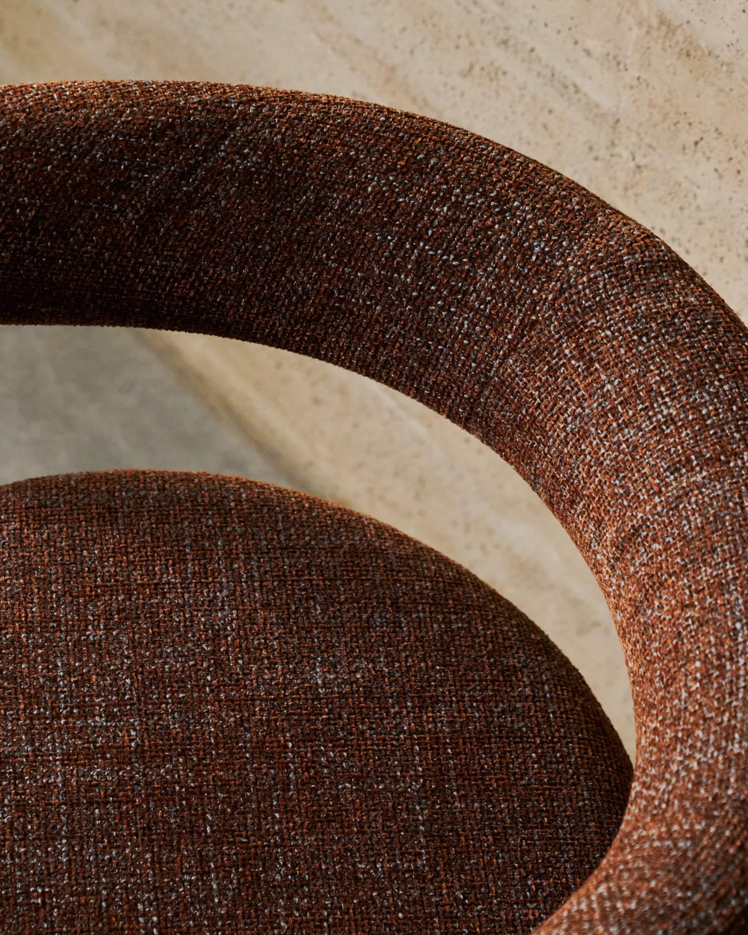 Eleganter 3-beiniger Stuhl mit brauner Chenille-Polsterung und FSC-zertifiziertem Eschenholz in Walnuss-Finish, ideal für modernes Wohnen.