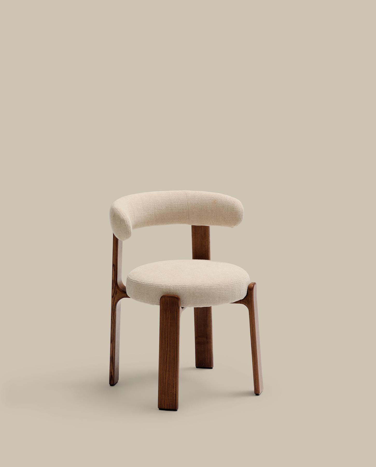 Stuhl Granite, schwer entflammbar, aus beiger Chenille und massivem Eschenholz mit nussbaumfarbenem Finish, FSC 100 % in Beige präsentiert im Onlineshop von KAQTU Design AG. Stuhl mit Armlehne ist von Kave Home