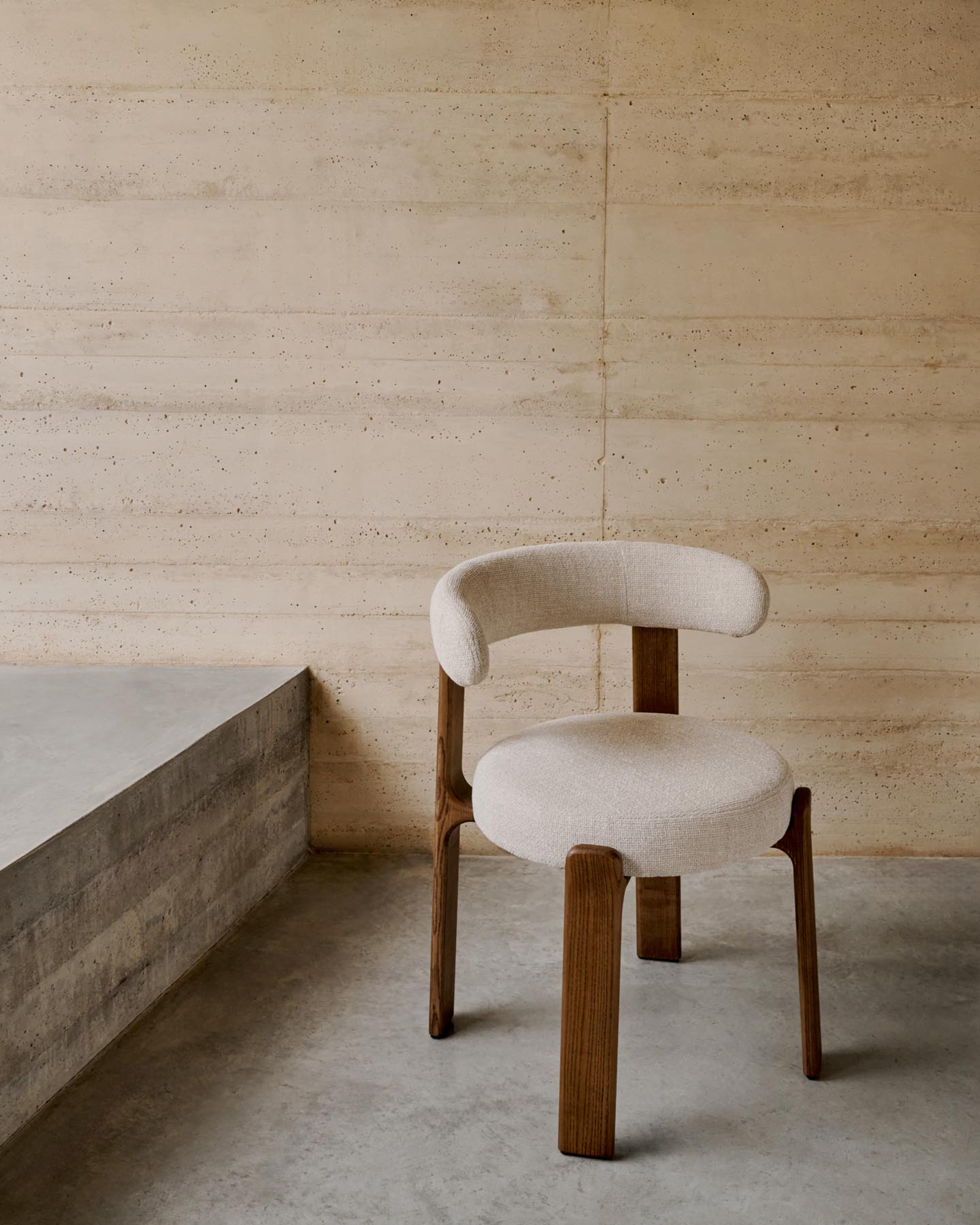 Stuhl Granite, schwer entflammbar, aus beiger Chenille und massivem Eschenholz mit nussbaumfarbenem Finish, FSC 100 % in Beige präsentiert im Onlineshop von KAQTU Design AG. Stuhl mit Armlehne ist von Kave Home
