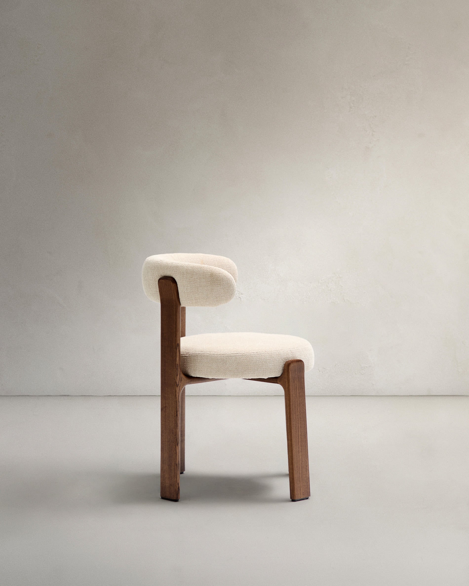 Eleganter Stuhl aus beiger Chenille und FSC-zertifiziertem Eschenholz mit Walnuss-Finish, perfekt für moderne Wohnräume.