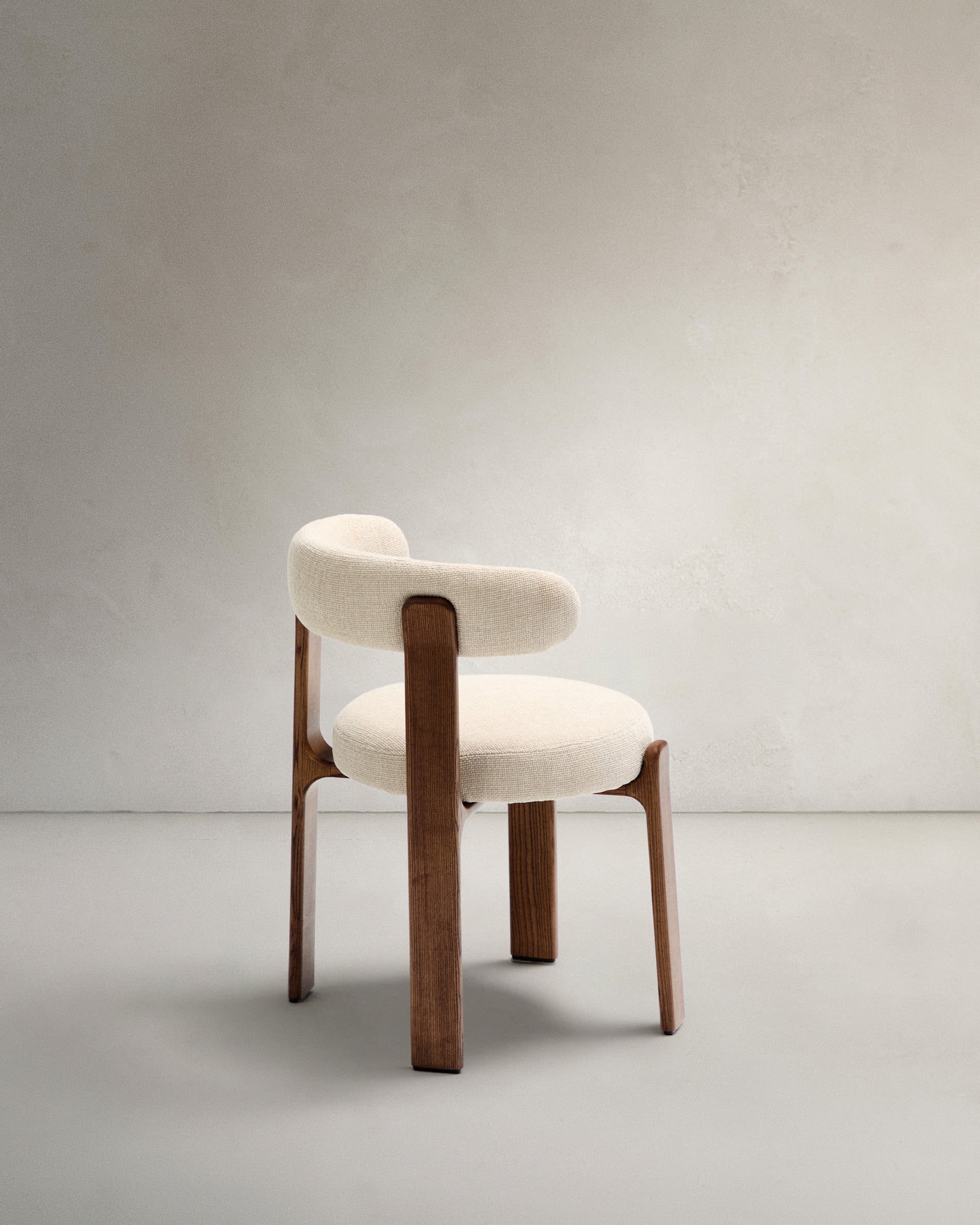 Stuhl Granite von Kave Home: Beigefarbene Chenille und massives Eschenholz mit Walnuss-Finish vereinen Komfort und skandinavisches Design.