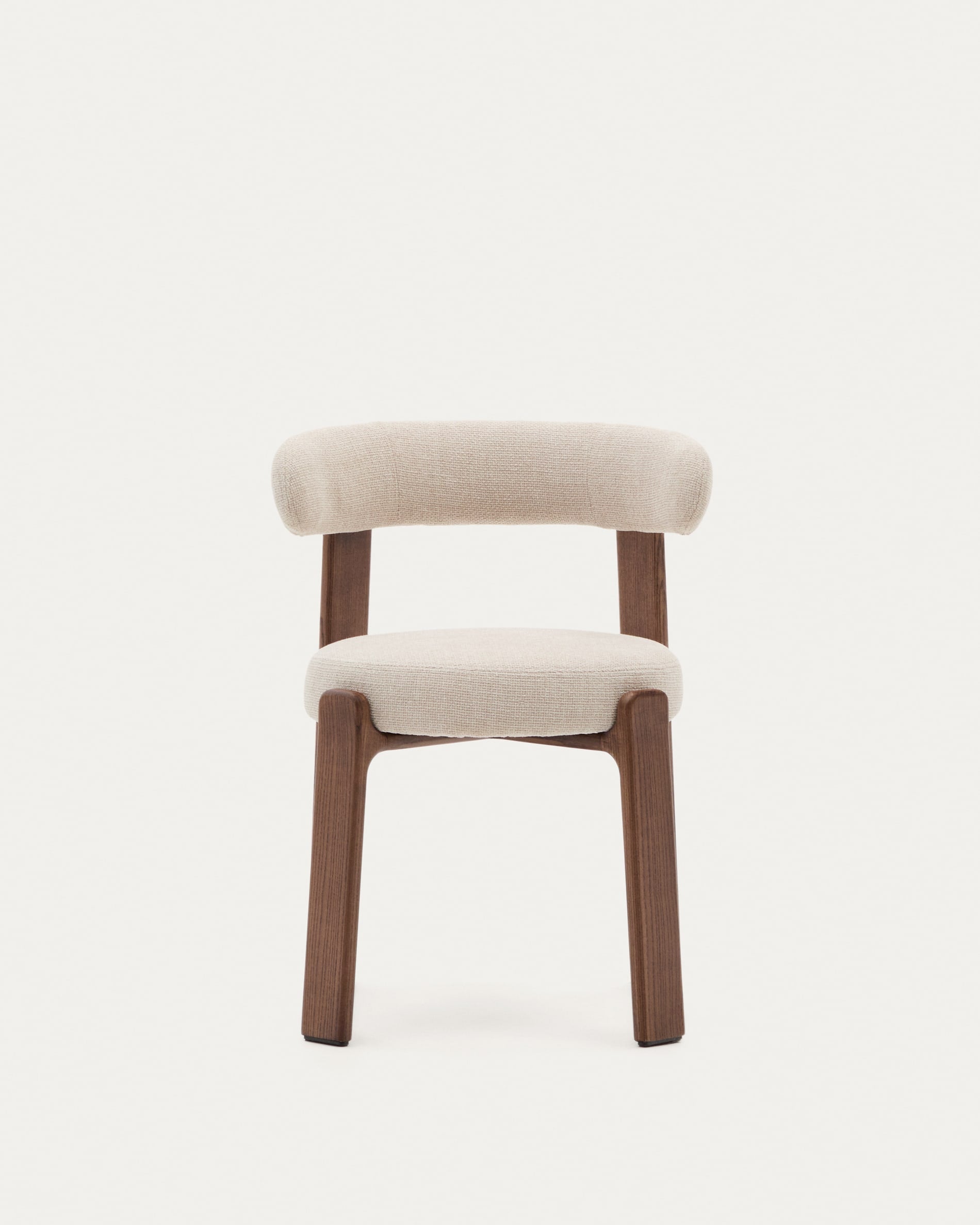 Eleganter Stuhl aus beiger Chenille und massivem Eschenholz mit Walnuss-Finish, FSC-zertifiziert, von Kave Home.