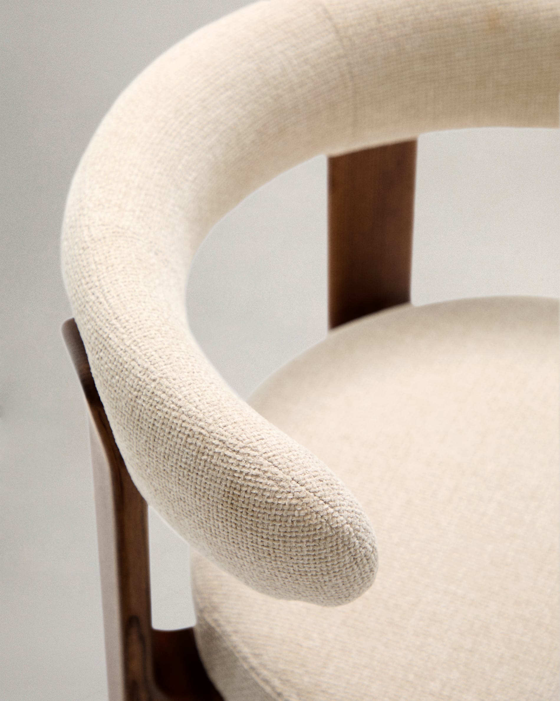 Entdecken Sie den Stuhl Granite von Kave Home: Beigefarbene Chenille und massives Eschenholz mit Walnuss-Finish vereinen Stil und Langlebigkeit.