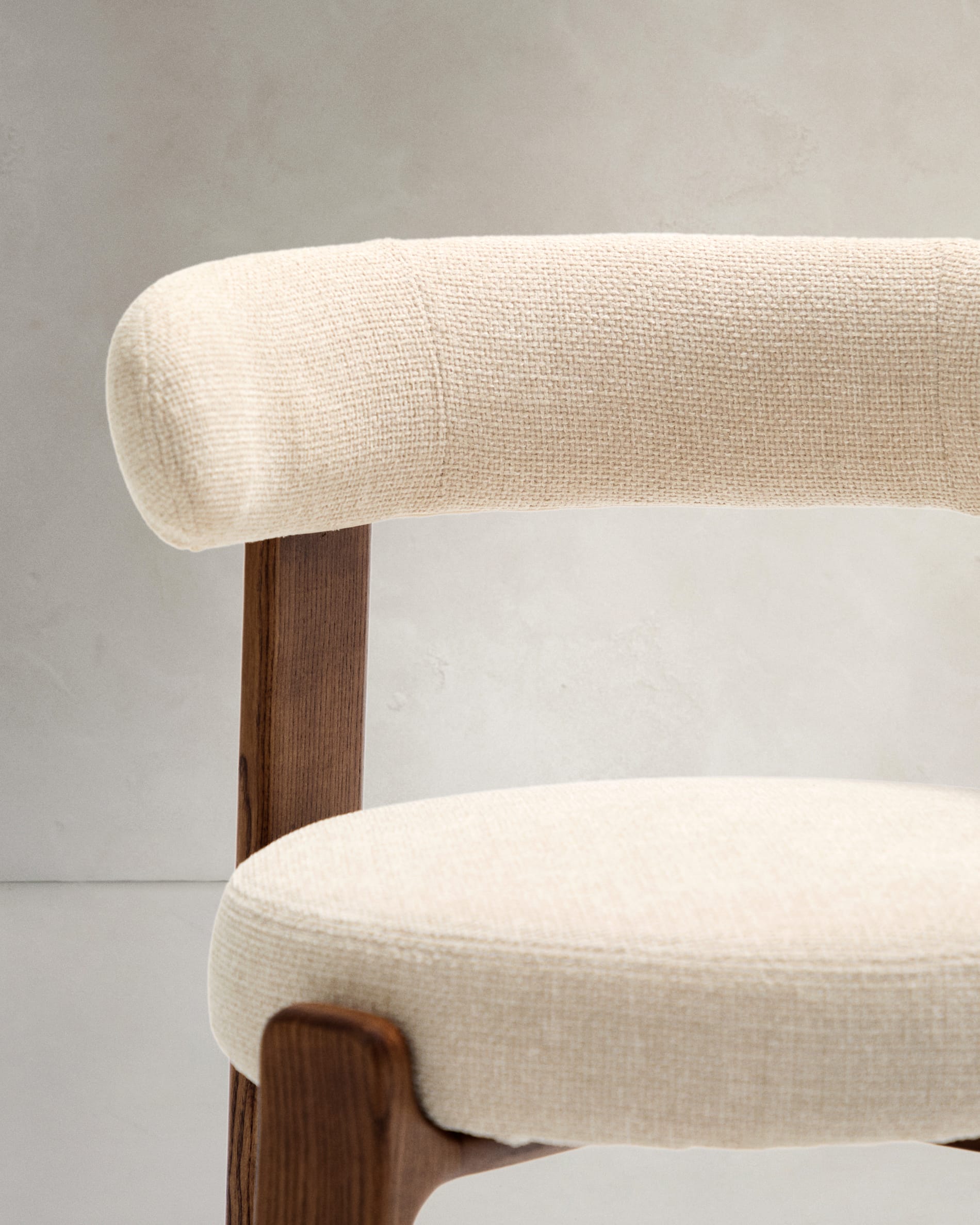 Erleben Sie den Granite Stuhl von Kave Home: Beigefarbene Chenille und FSC-zertifiziertes Eschenholz mit elegantem Walnuss-Finish für zeitlosen Komfort.