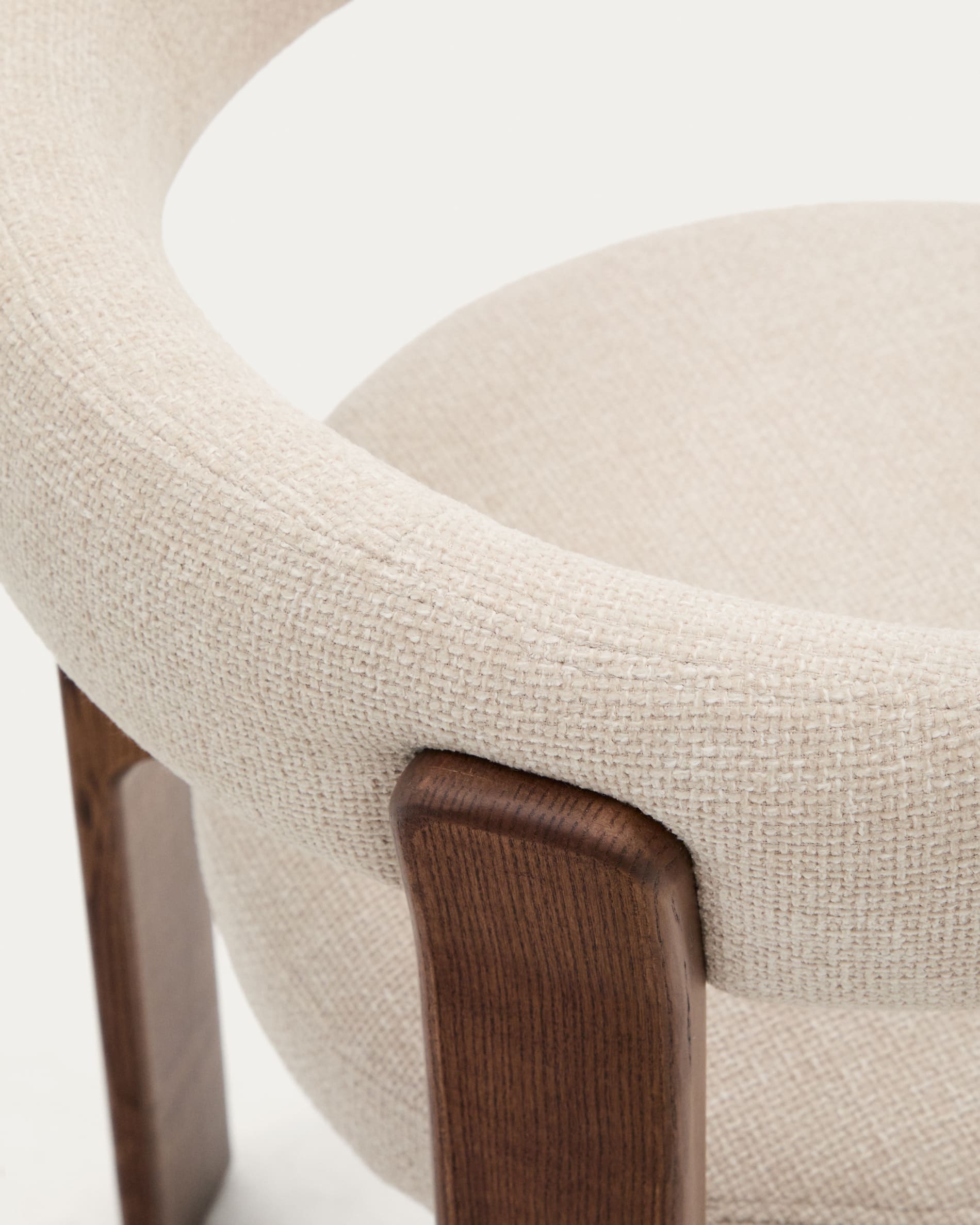 Entdecken Sie den Granite Stuhl von Kave Home: Beigefarbene Chenille und robustes Eschenholz mit Walnuss-Finish vereinen Stil und Nachhaltigkeit.