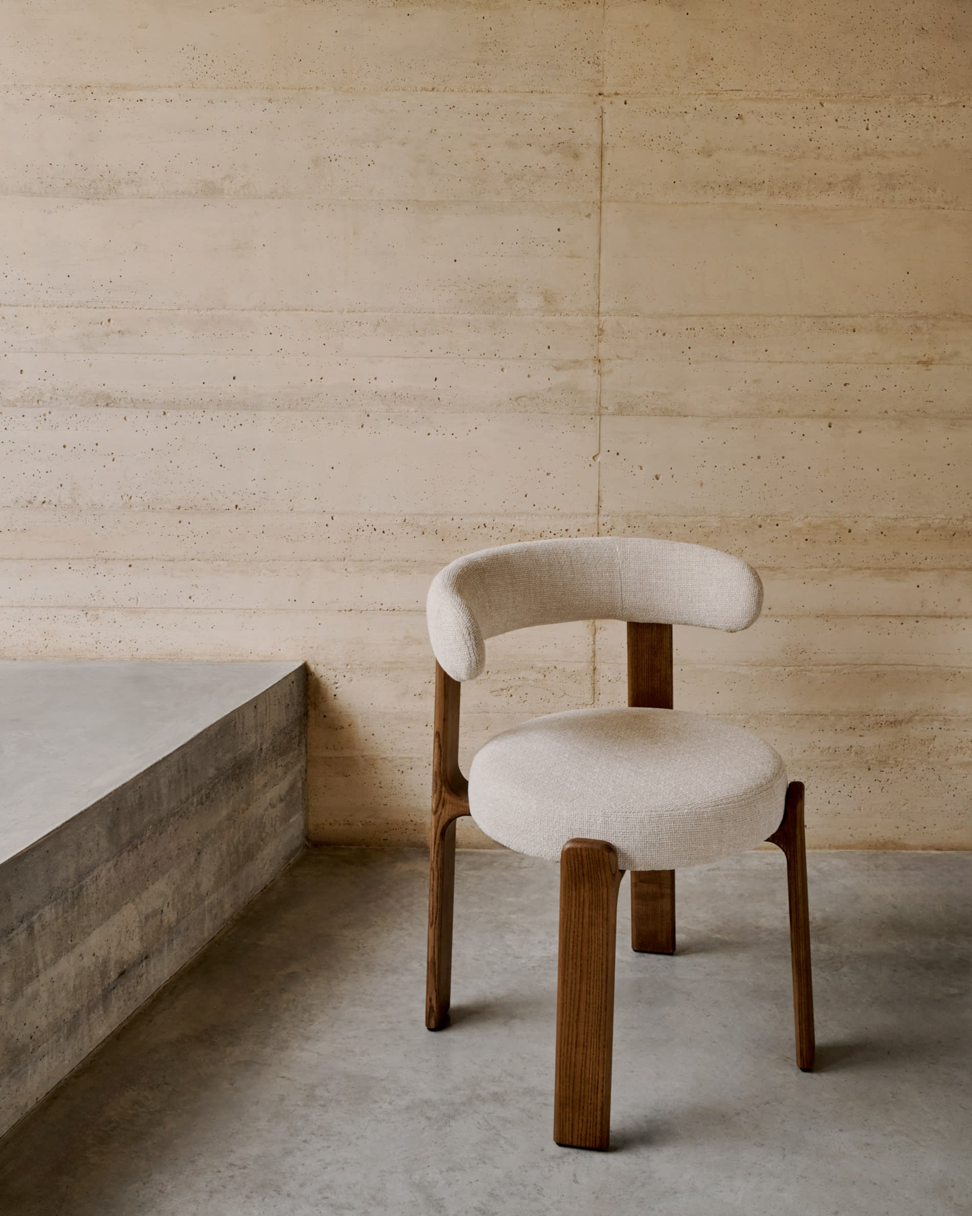 Eleganter Stuhl aus beiger Chenille und FSC-zertifiziertem Eschenholz mit Walnuss-Finish, perfekt für moderne Wohnräume.