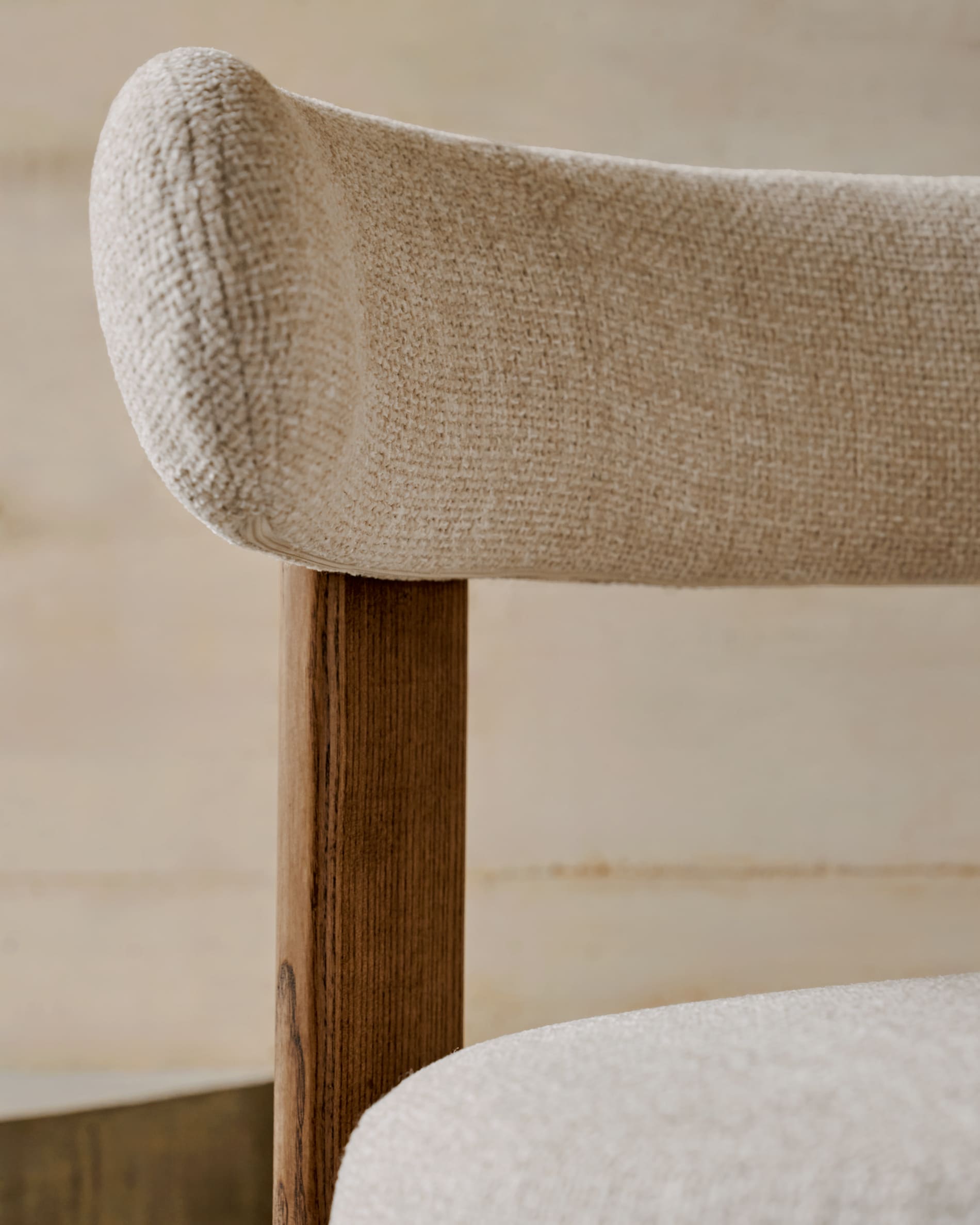 Moderner Stuhl aus beiger Chenille und FSC-zertifiziertem Eschenholz mit Walnuss-Finish, ideal für stilvolle Wohnräume.