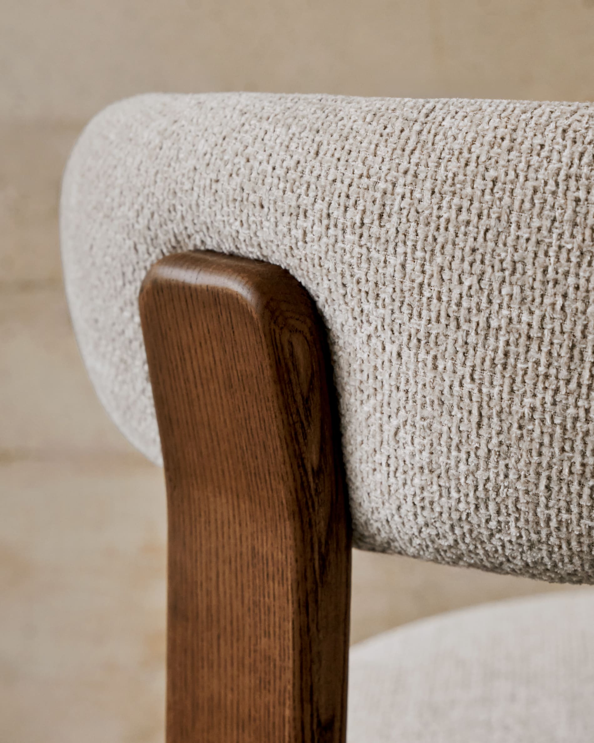 Eleganter Stuhl aus beiger Chenille und FSC-zertifiziertem Eschenholz mit Walnuss-Finish, perfekt für moderne Wohnräume.