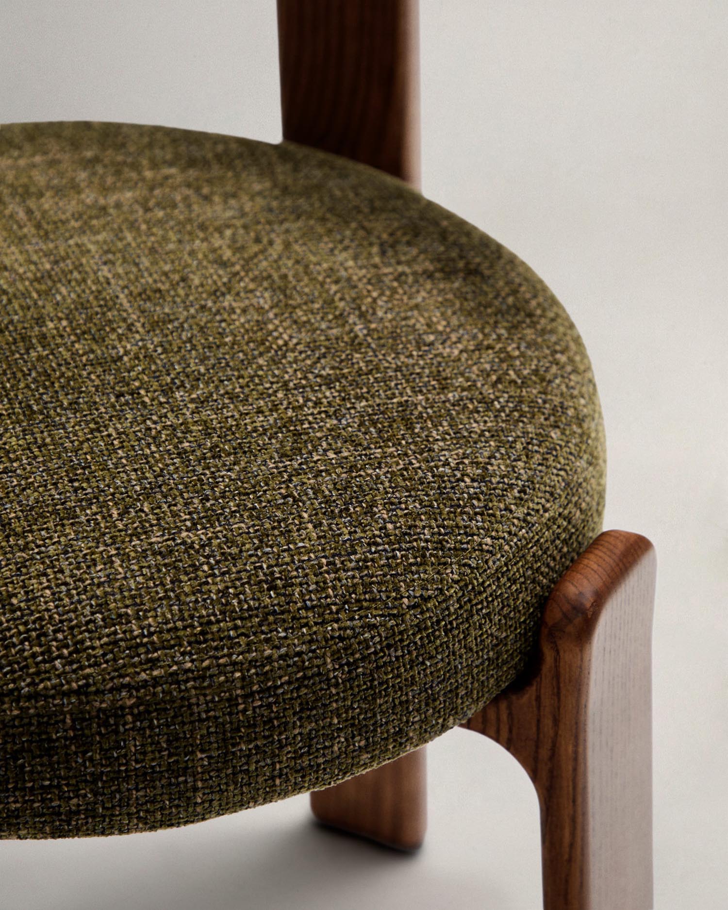 Stuhl Granite von Kave Home: Grüner Chenille-Stoff trifft auf robustes Eschenholz mit Walnuss-Finish. Perfekt für stilvolle, nachhaltige Einrichtung.