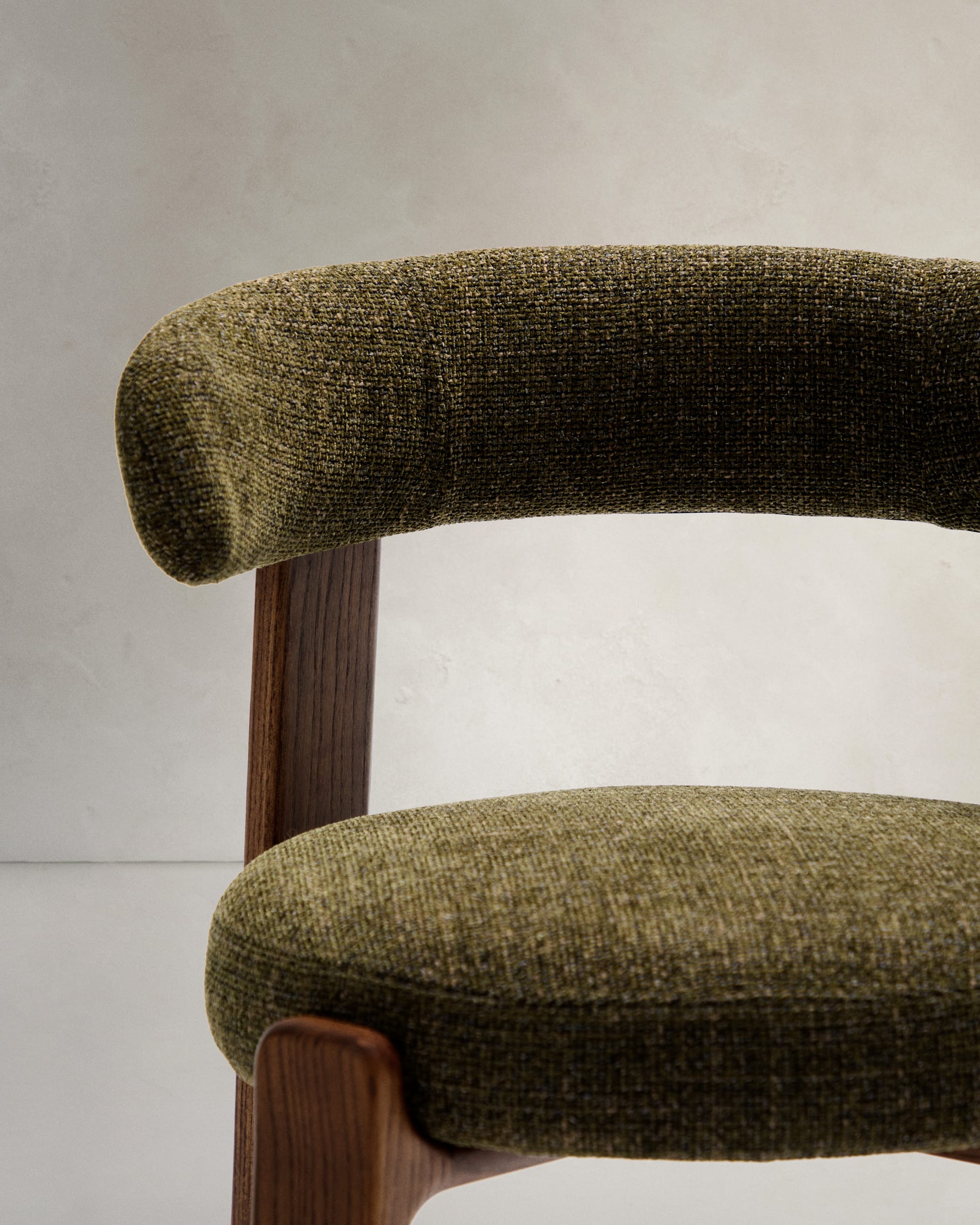 Erleben Sie den Stuhl Granite von Kave Home: Hochwertige Materialien, skandinavisches Design und luxuriöser Chenille-Stoff für zeitlose Eleganz.