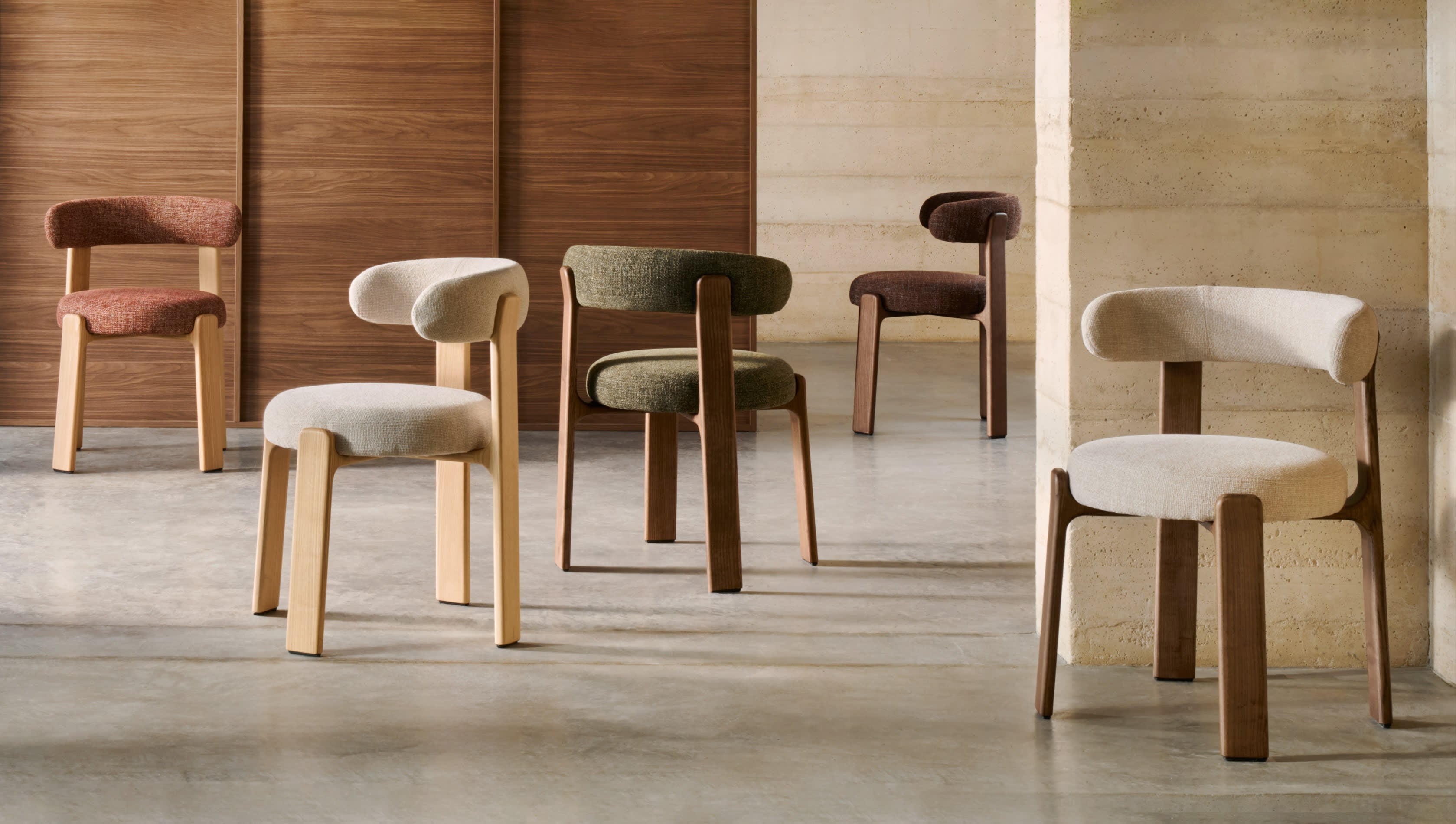 Moderner Stuhl aus grüner Chenille und FSC-zertifiziertem Eschenholz mit Walnuss-Finish, perfekt für nachhaltiges und elegantes Interieur.