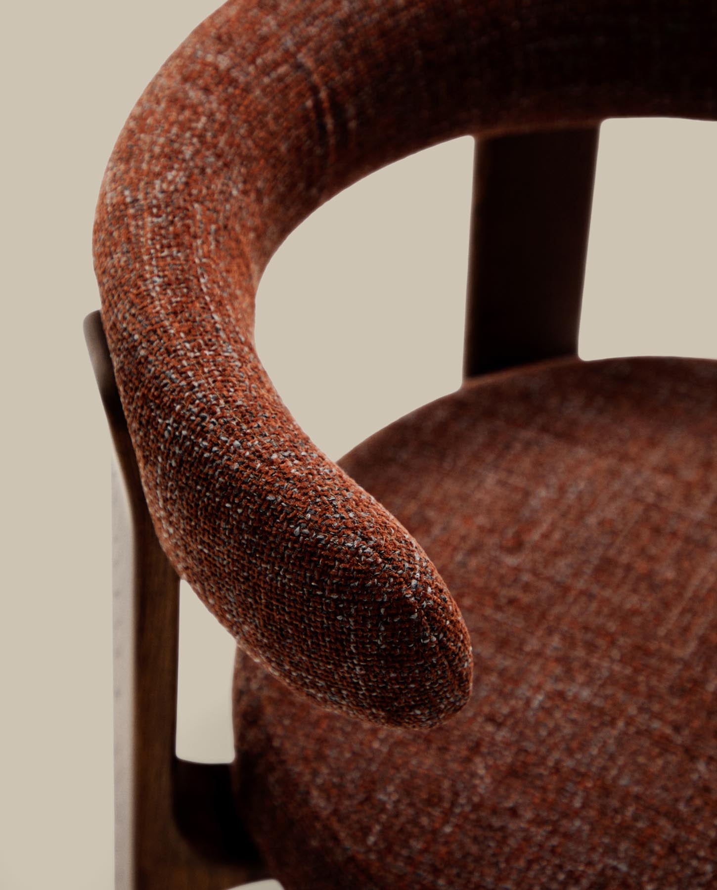 Stuhl Granite, schwer entflammbar, aus brauner Chenille und massivem Eschenholz mit nussbaumfarbenem Finish, FSC 100 % in Braun präsentiert im Onlineshop von KAQTU Design AG. Stuhl mit Armlehne ist von Kave Home
