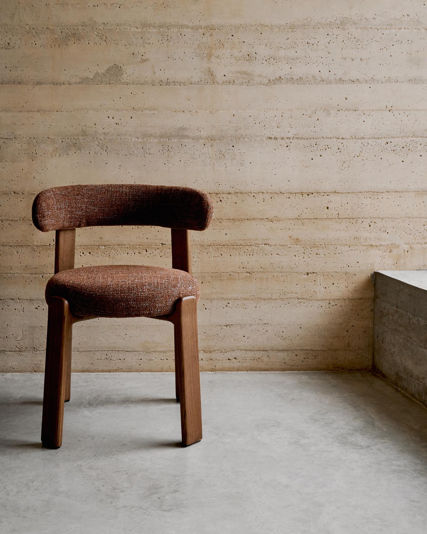 Stuhl Granite, schwer entflammbar, aus brauner Chenille und massivem Eschenholz mit nussbaumfarbenem Finish, FSC 100 % in Braun präsentiert im Onlineshop von KAQTU Design AG. Stuhl mit Armlehne ist von Kave Home