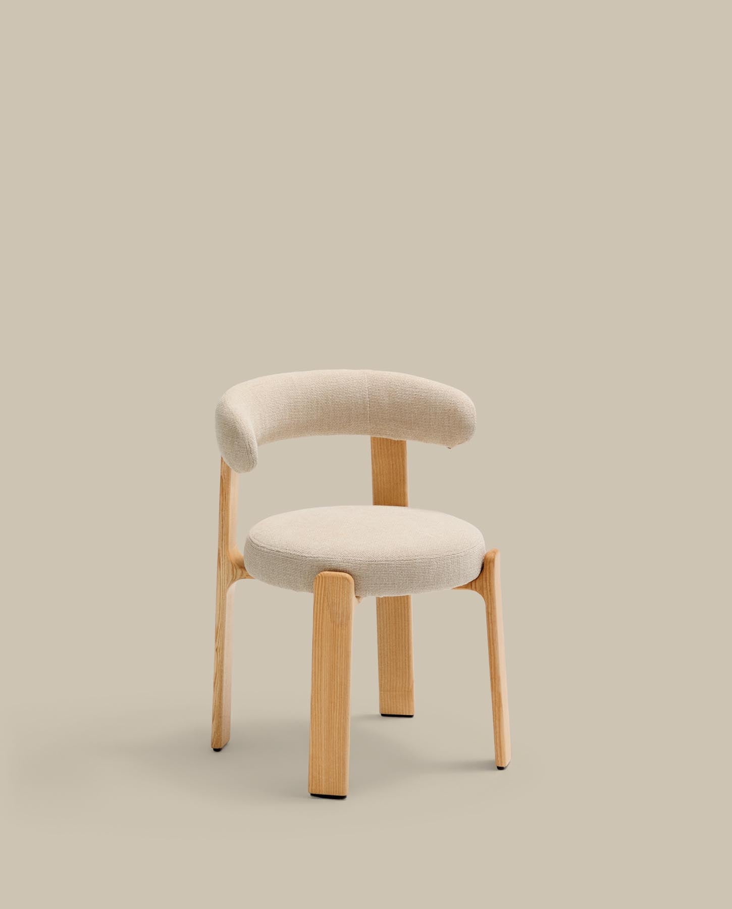 Stuhl Granite, schwer entflammbar, aus beiger Chenille und massivem Eschenholz mit naturfarbenem Finish, FSC 100 % in Beige präsentiert im Onlineshop von KAQTU Design AG. Stuhl mit Armlehne ist von Kave Home
