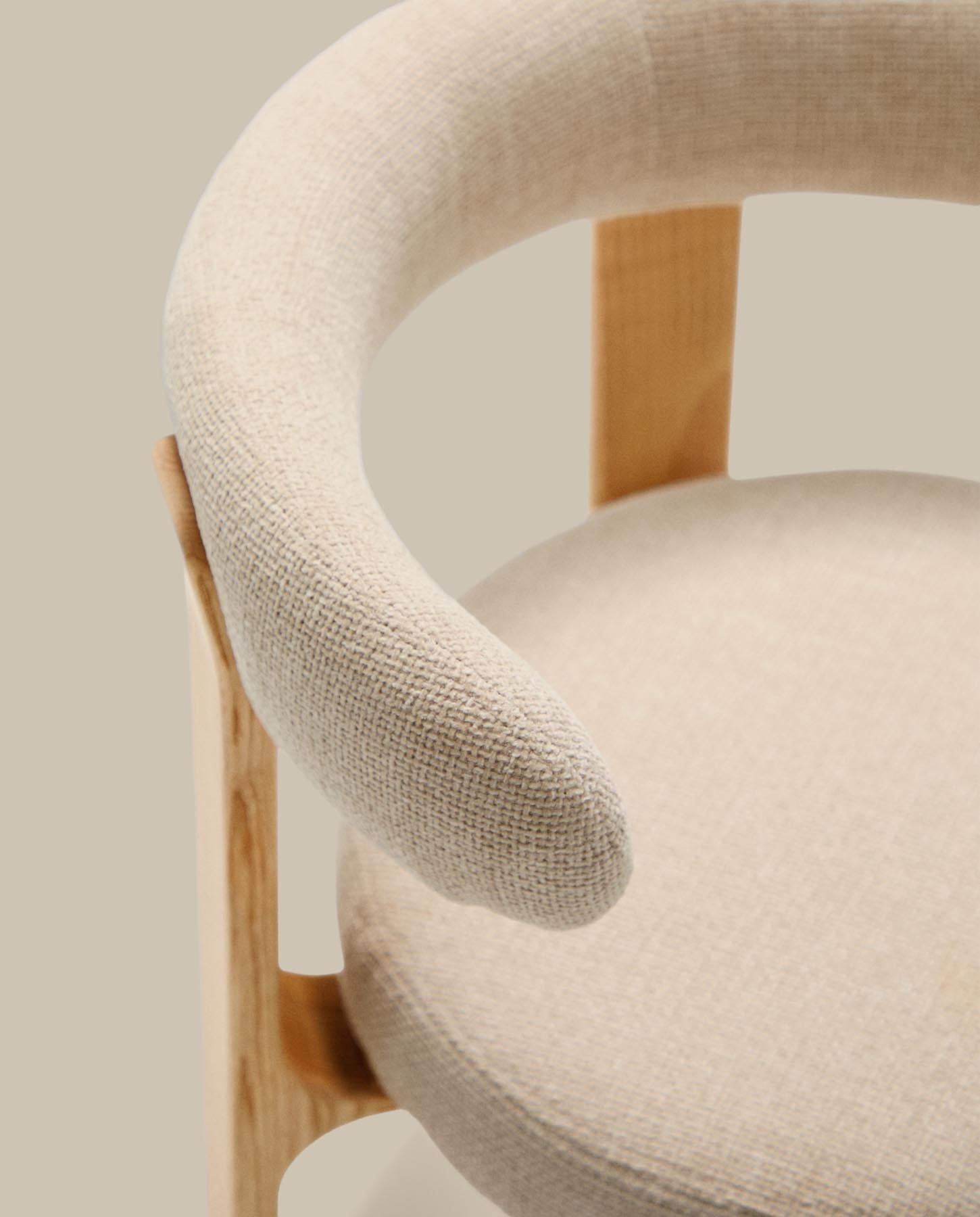 Stuhl Granite, schwer entflammbar, aus beiger Chenille und massivem Eschenholz mit naturfarbenem Finish, FSC 100 % in Beige präsentiert im Onlineshop von KAQTU Design AG. Stuhl mit Armlehne ist von Kave Home