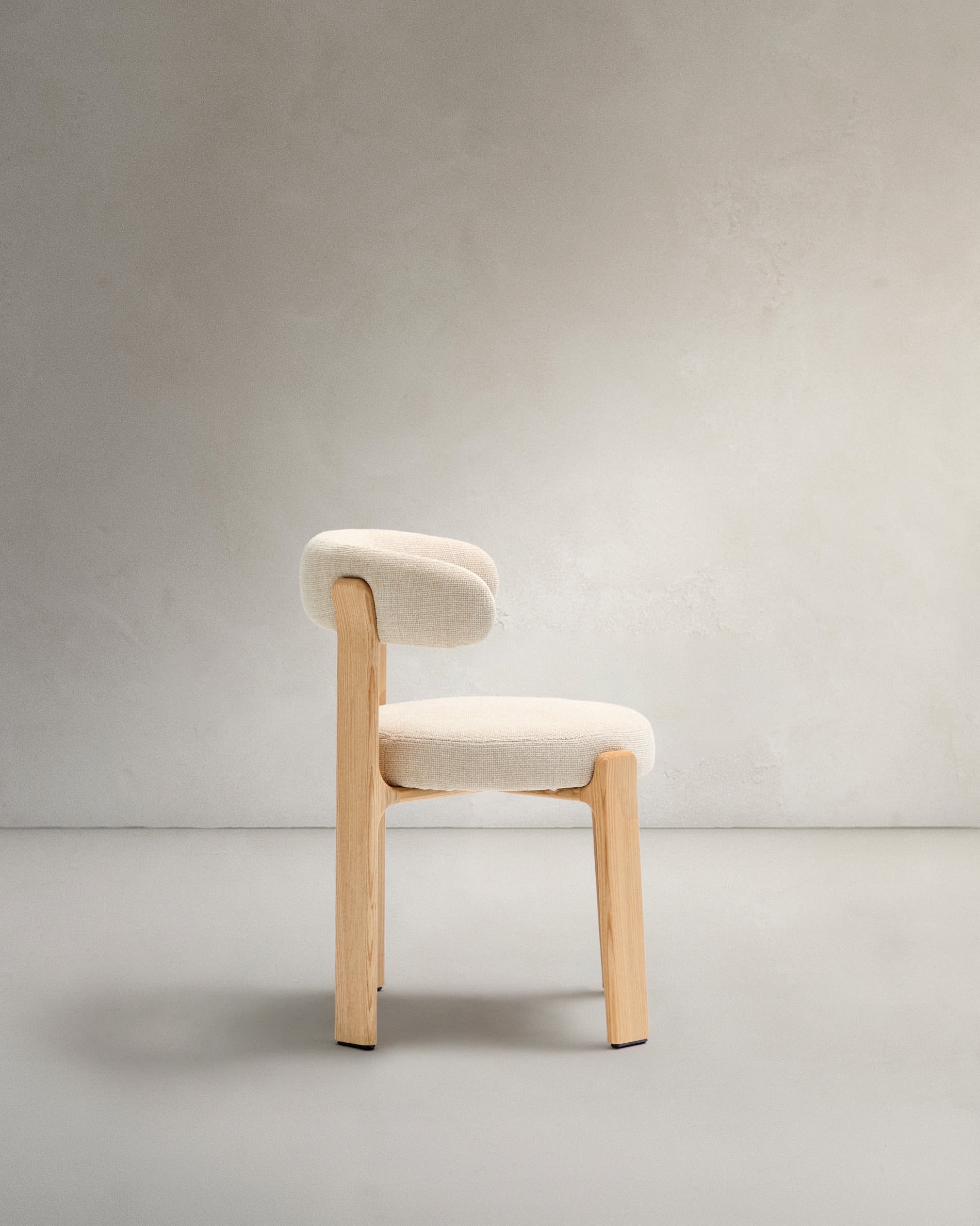 Eleganter Stuhl aus beigem Chenille und FSC-zertifiziertem Eschenholz mit natürlichem Finish, ideal für moderne Wohnräume.