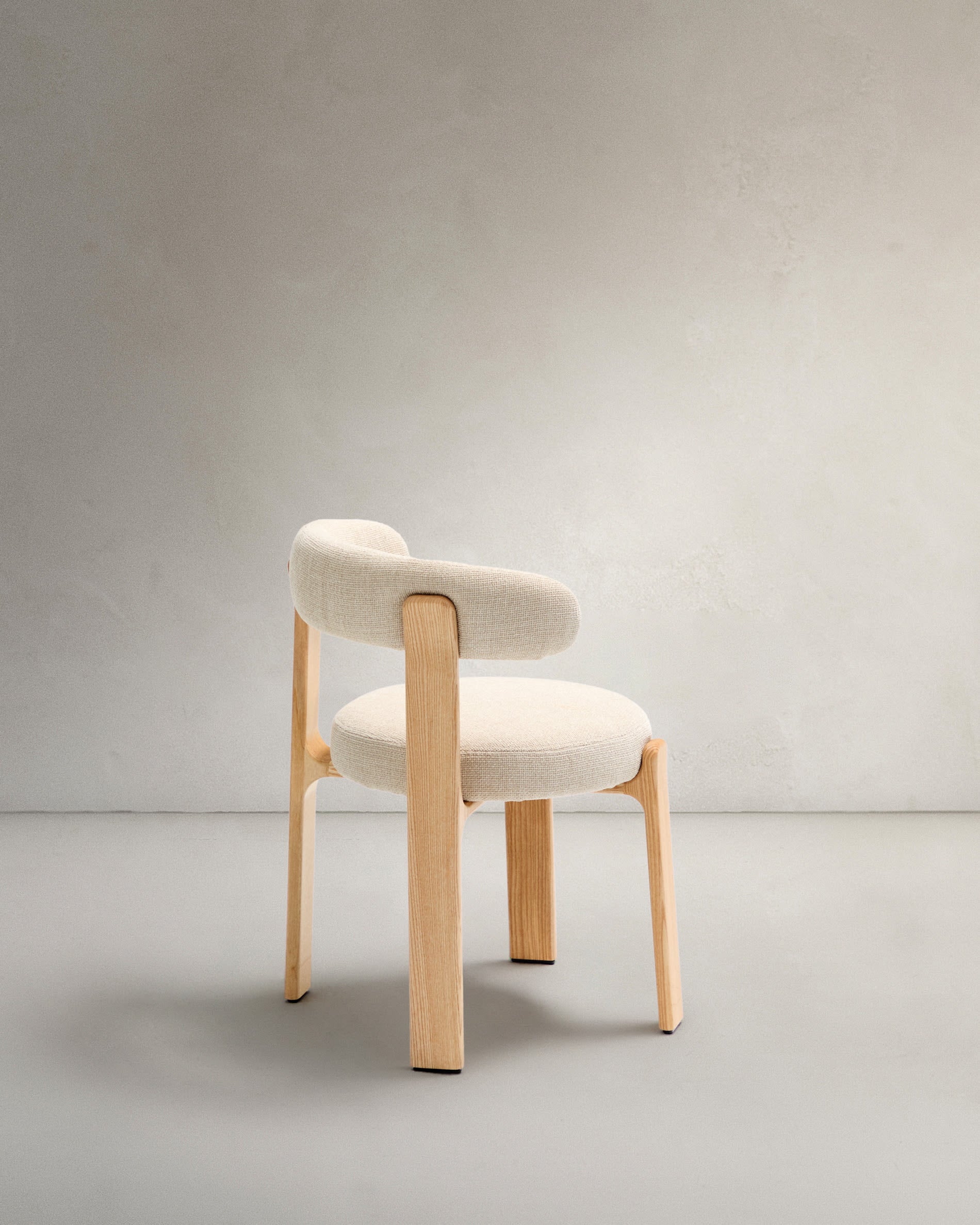 Eleganter Stuhl aus beigem Chenille und FSC-zertifiziertem Eschenholz mit natürlichem Finish, ideal für stilvolle Wohnräume.