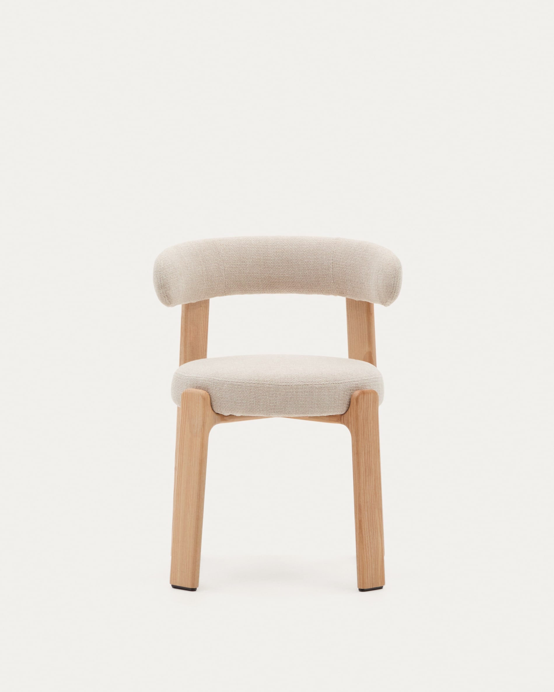 Eleganter Stuhl aus beigem Chenille und FSC-zertifiziertem Eschenholz mit natürlichem Finish, ideal für moderne Wohnräume.