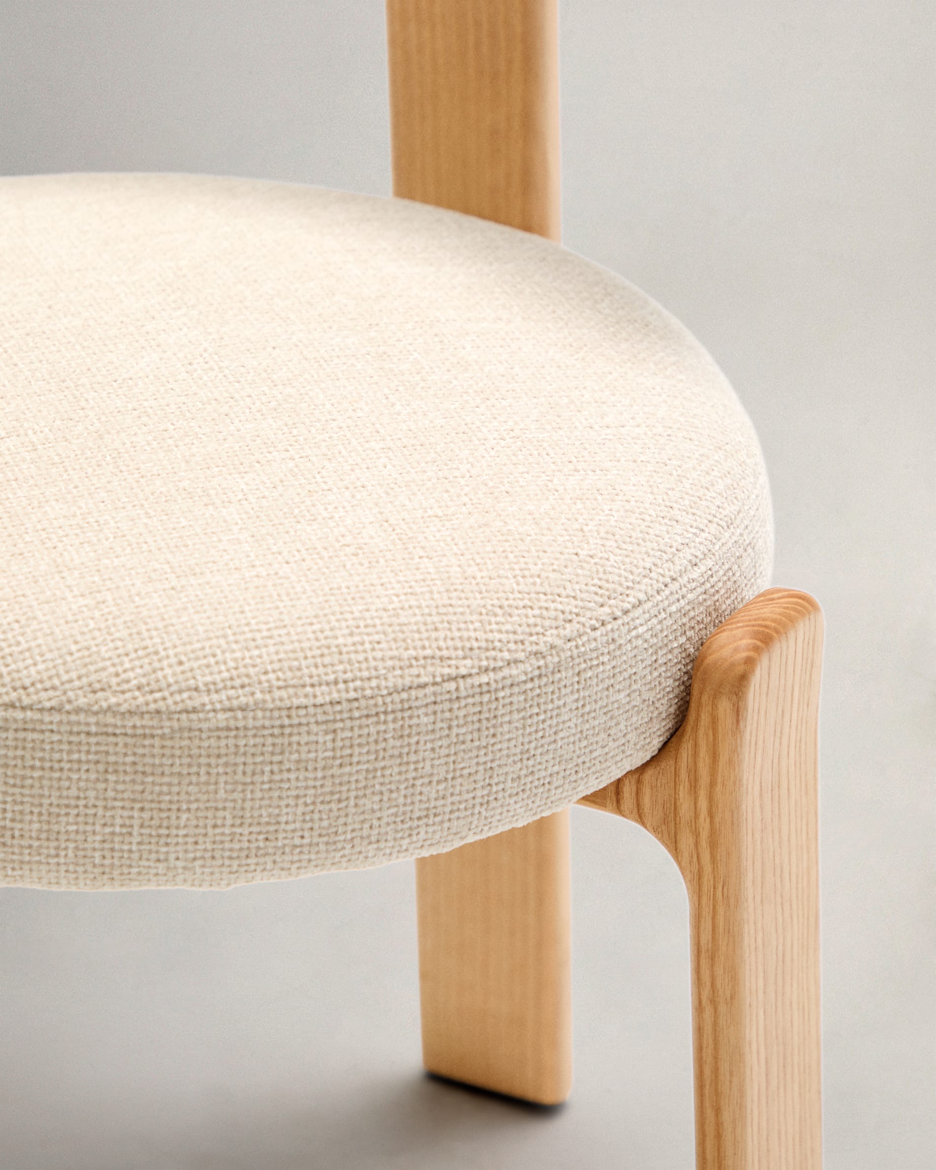 Beiger Chenille-Stuhl mit robustem Eschenholzgestell, FSC-zertifiziert. Perfekt für stilvolle und nachhaltige Einrichtungsideen.