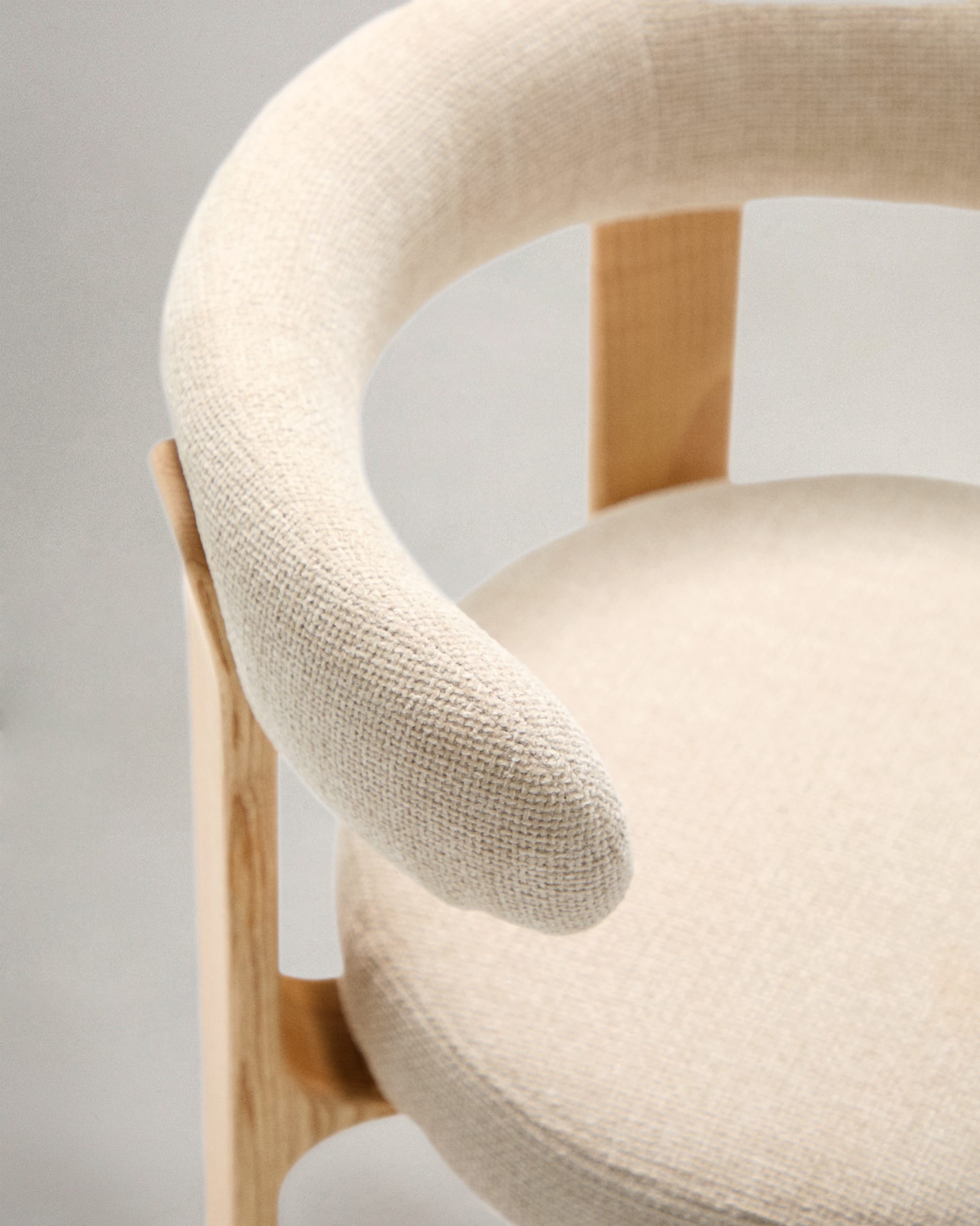 Eleganter Stuhl in Beige aus weichem Chenille und massivem Eschenholz. FSC-zertifiziert und ideal für skandinavische Wohnkonzepte.