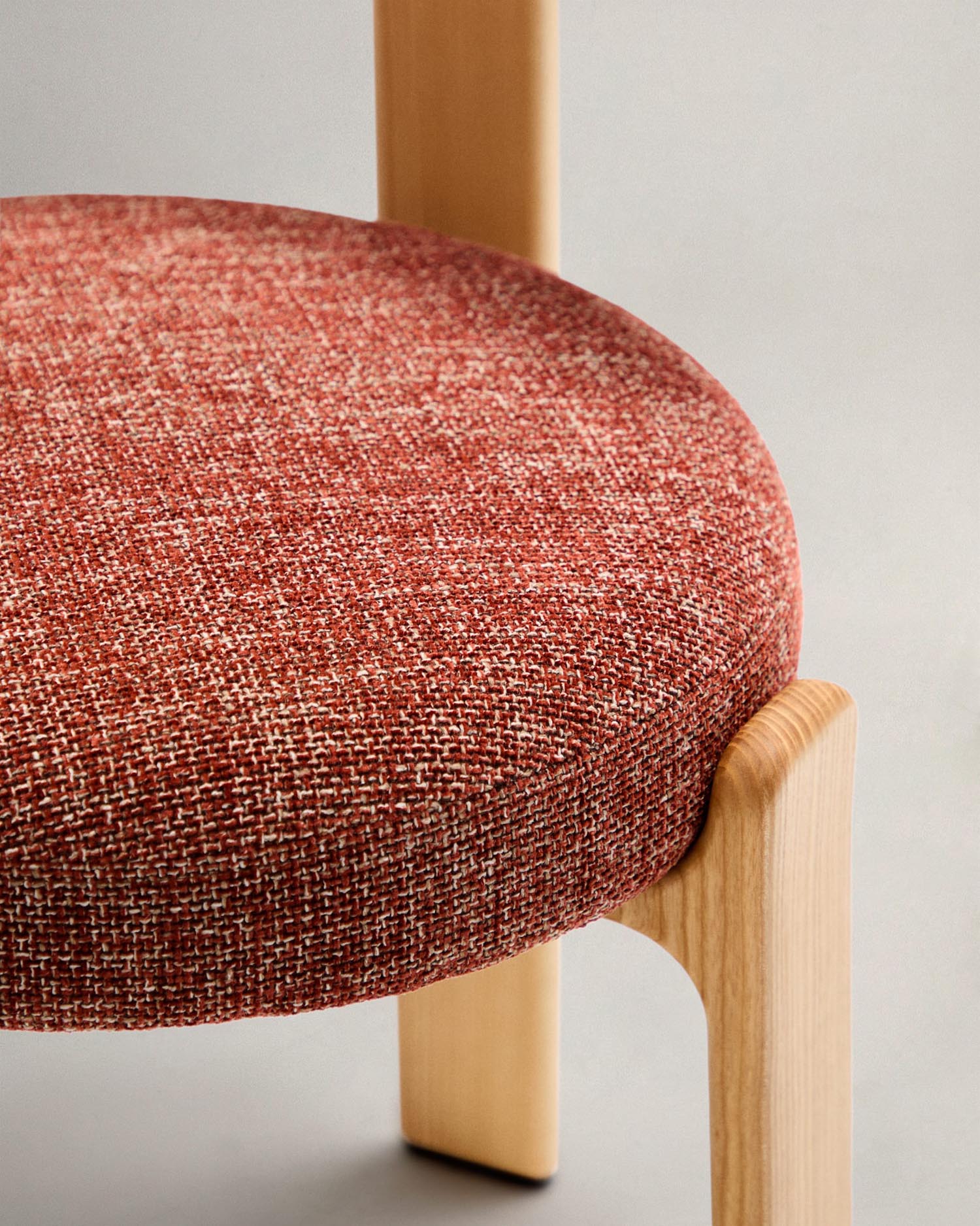 Eleganter Stuhl in terrakottafarbener Chenille, gefertigt aus massivem Eschenholz mit natürlichem Finish. Ideal für stilvolle und nachhaltige Einrichtung.