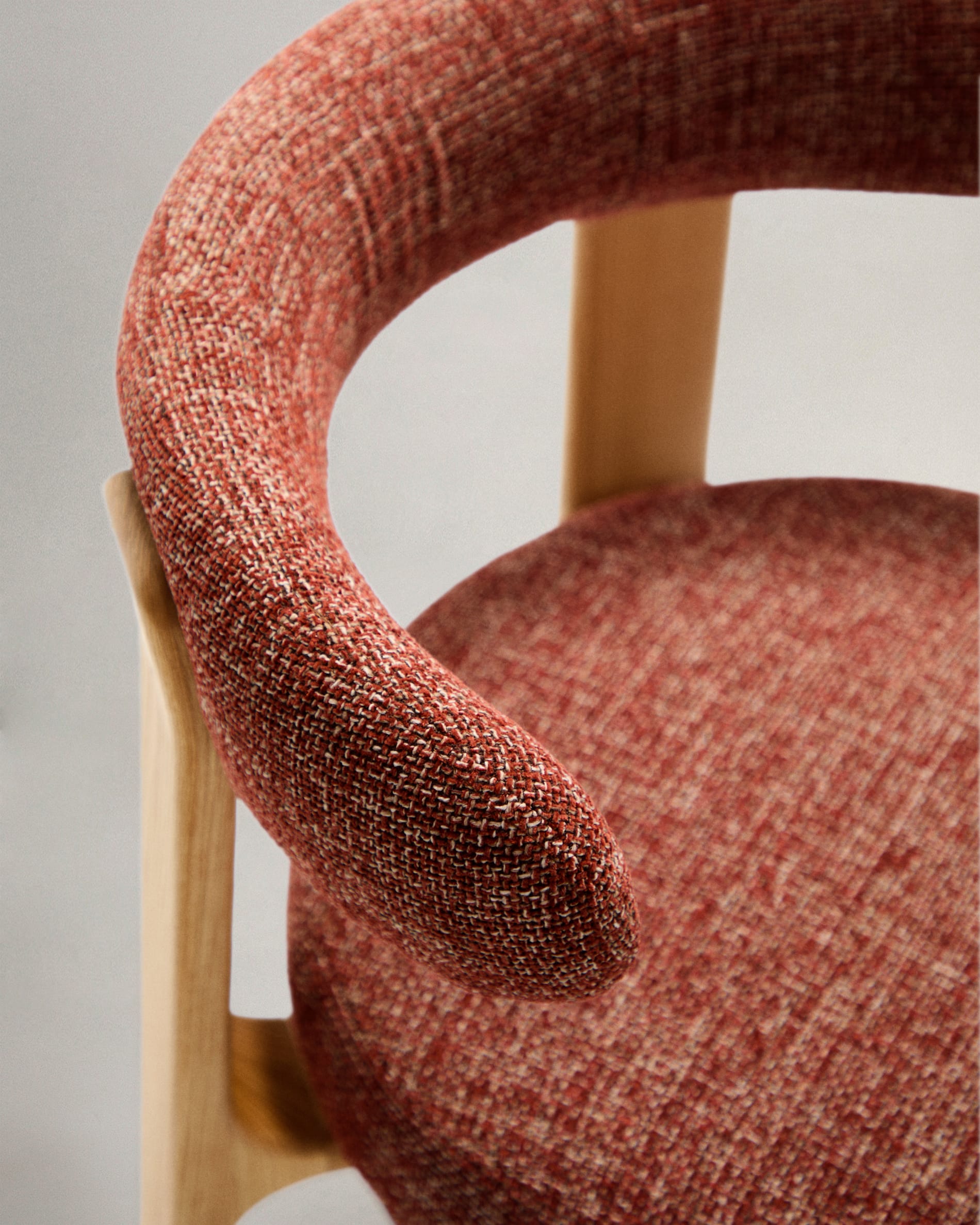Stuhl Granite in terrakottafarbener Chenille, robustes Eschenholz, FSC-zertifiziert. Perfekt für stilvolle, nachhaltige Wohnräume.