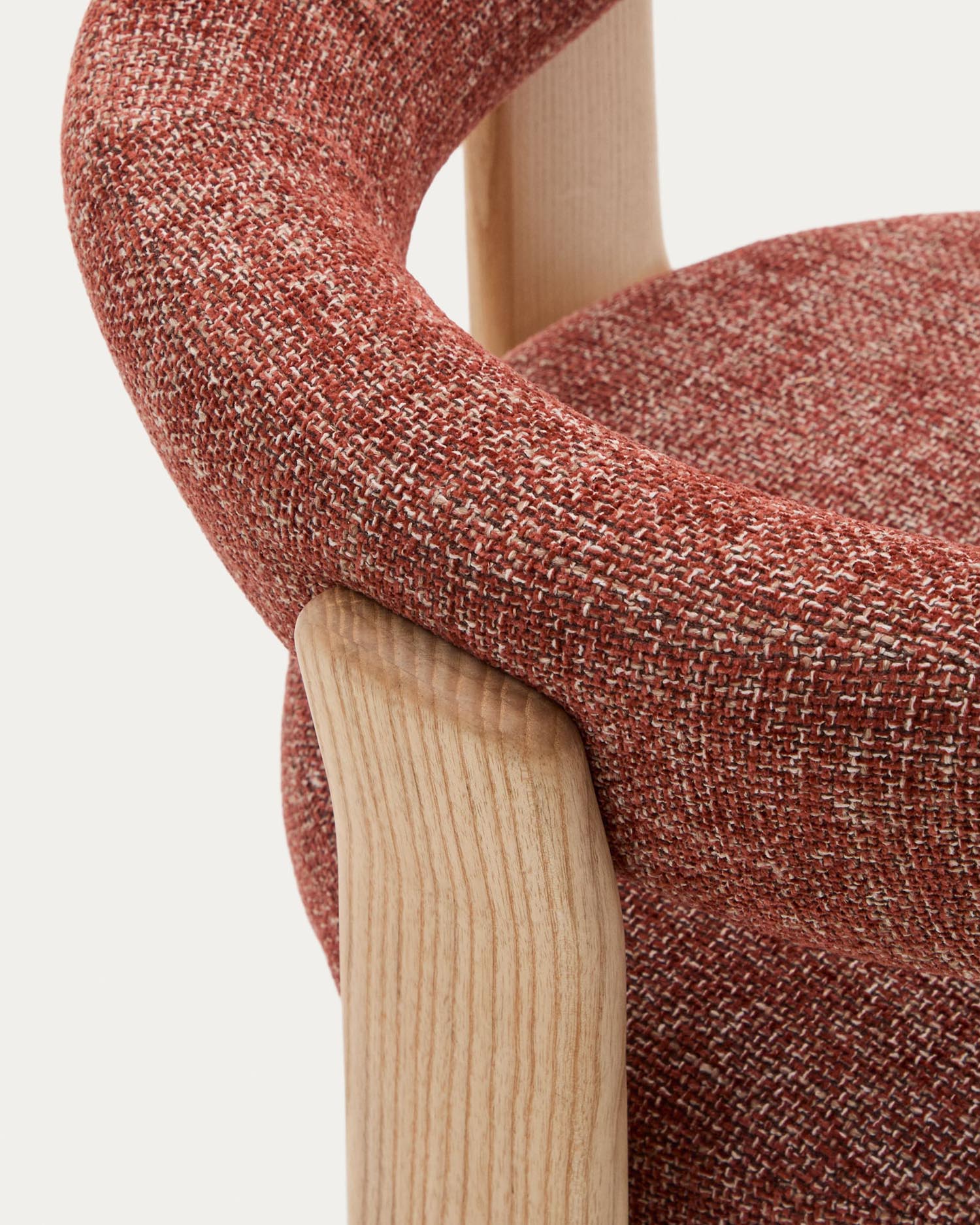 Stuhl Granite in warmem Terrakotta-Chenille, robustes Eschenholz, FSC-zertifiziert. Perfekt für stilvolle und nachhaltige Wohnräume.