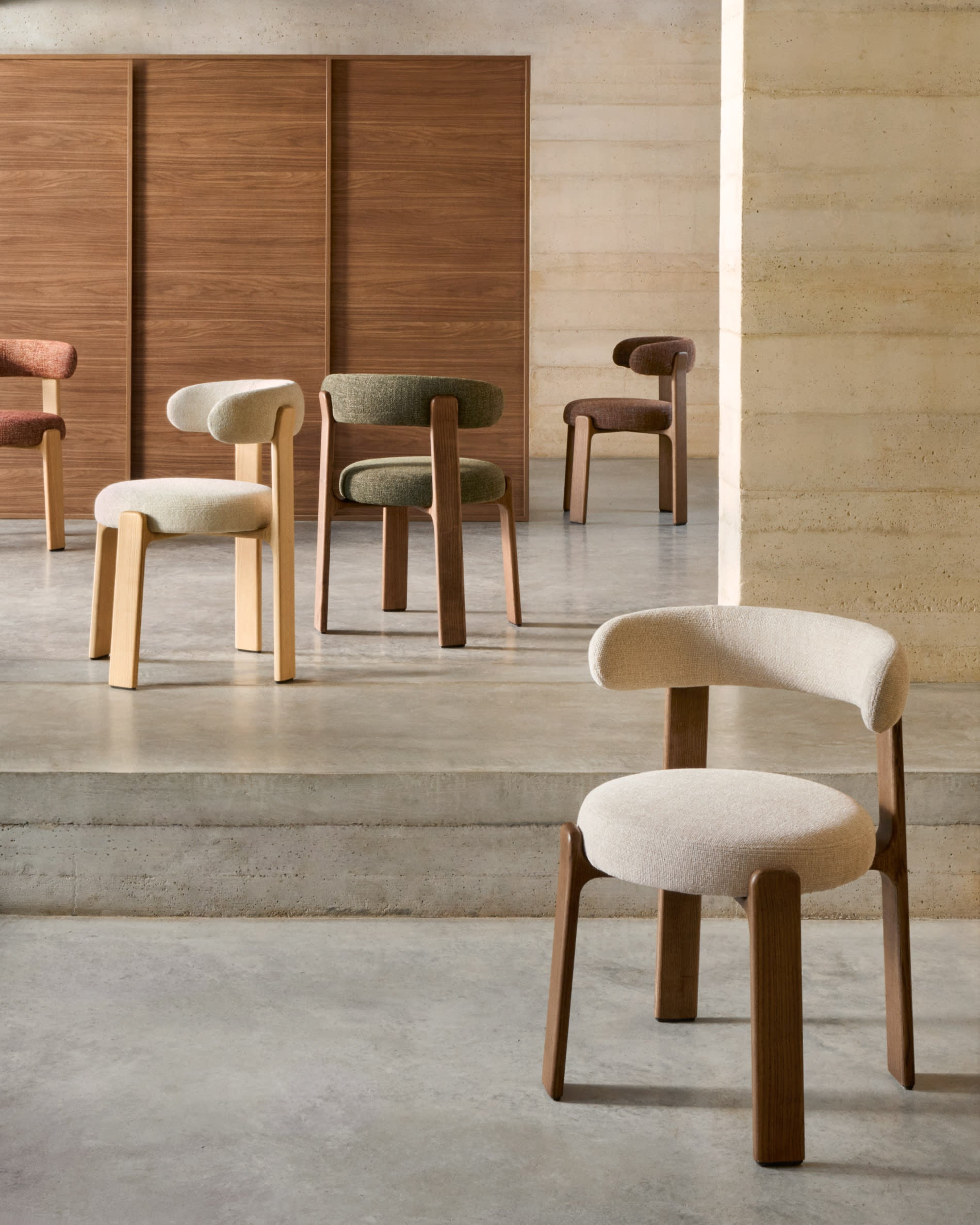 Moderner Stuhl mit terrakottafarbener Chenille, robustem Eschenholzrahmen in natürlichem Finish, FSC-zertifiziert und umweltfreundlich.