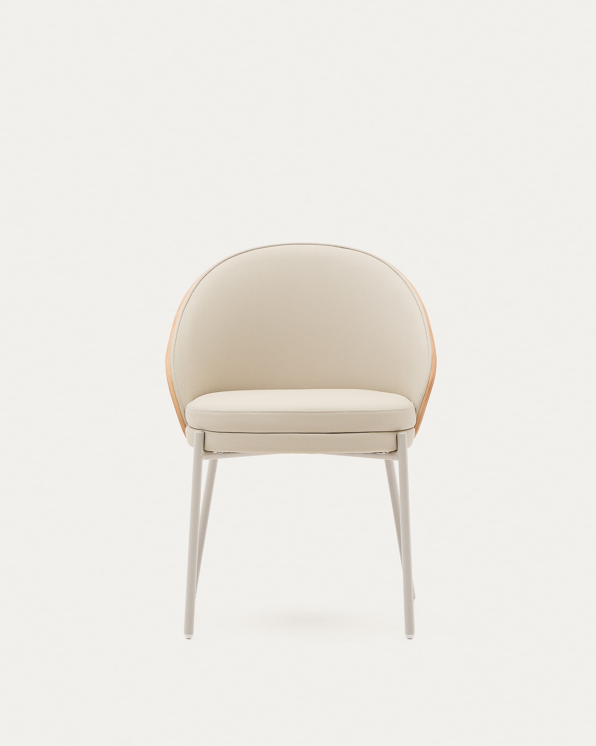 Moderner Eamy Stuhl mit beigem Kunstleder, natürlichem Eschenfurnier und Metallakzenten, ideal für stilvolle Wohnräume.