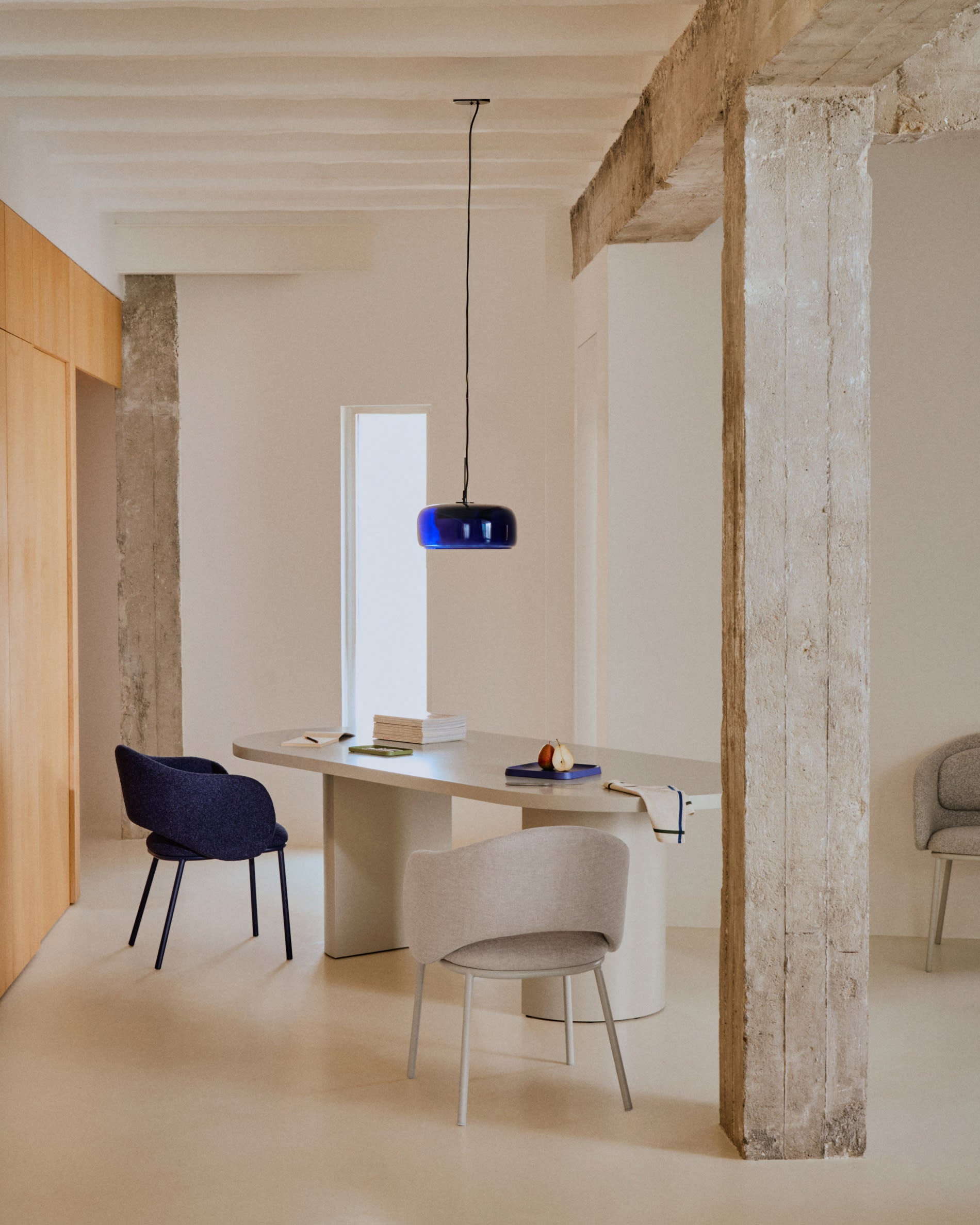 Eleganter Stuhl Maina in Beige mit robusten Stahlbeinen und nachhaltiger FSC-zertifizierter Beschichtung.